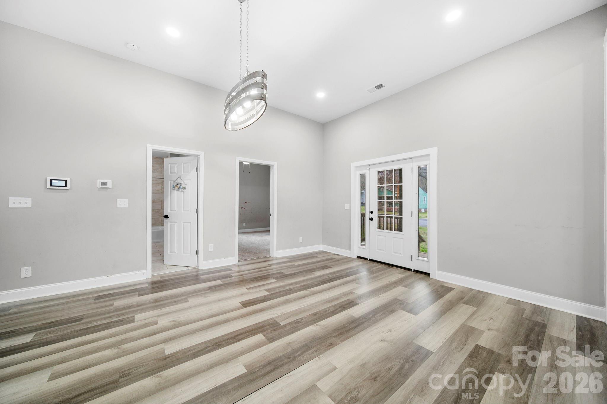 136 E Lacy Street Property Photo 9