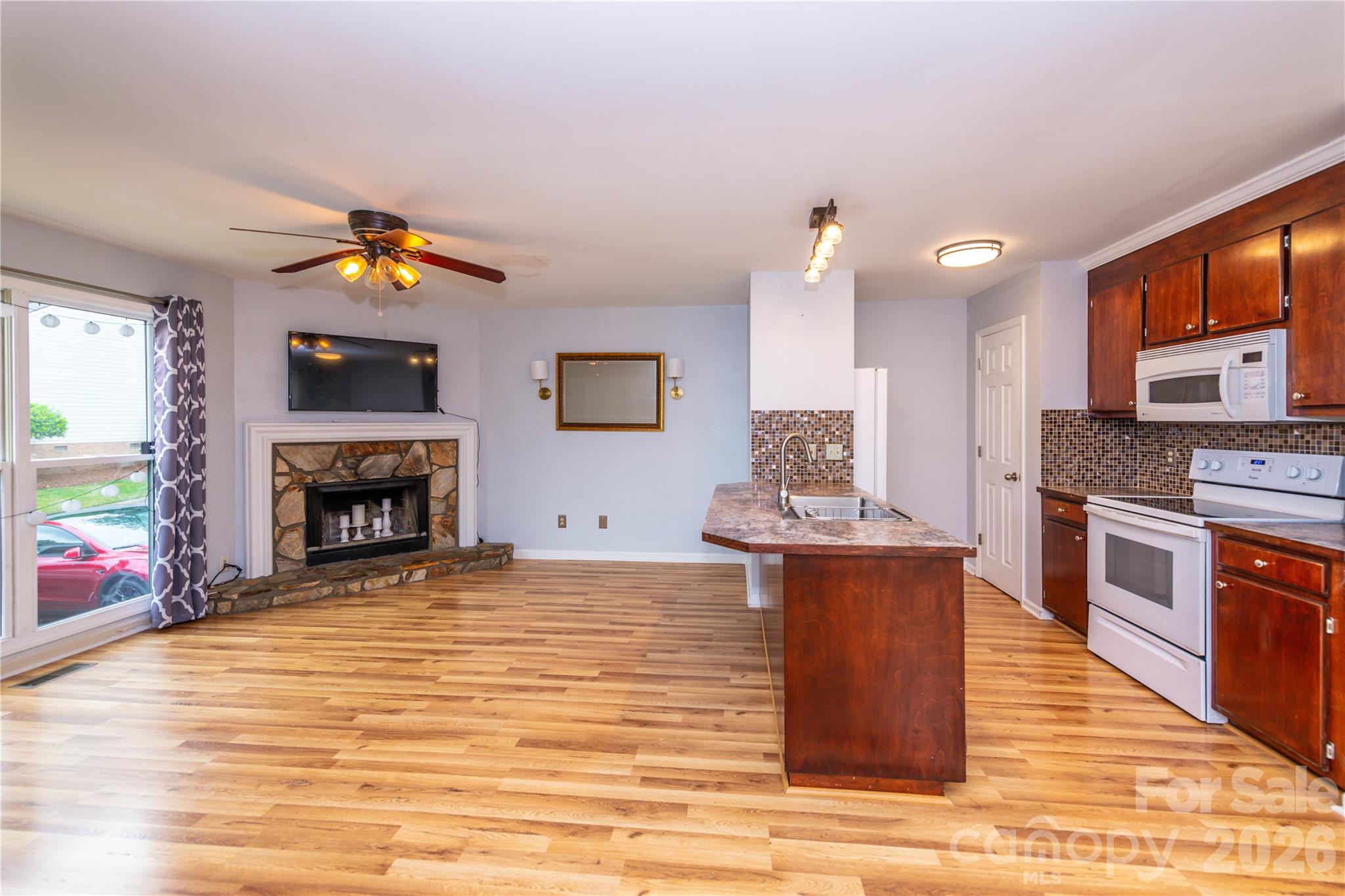 3240 Carlyle Drive Property Photo 4