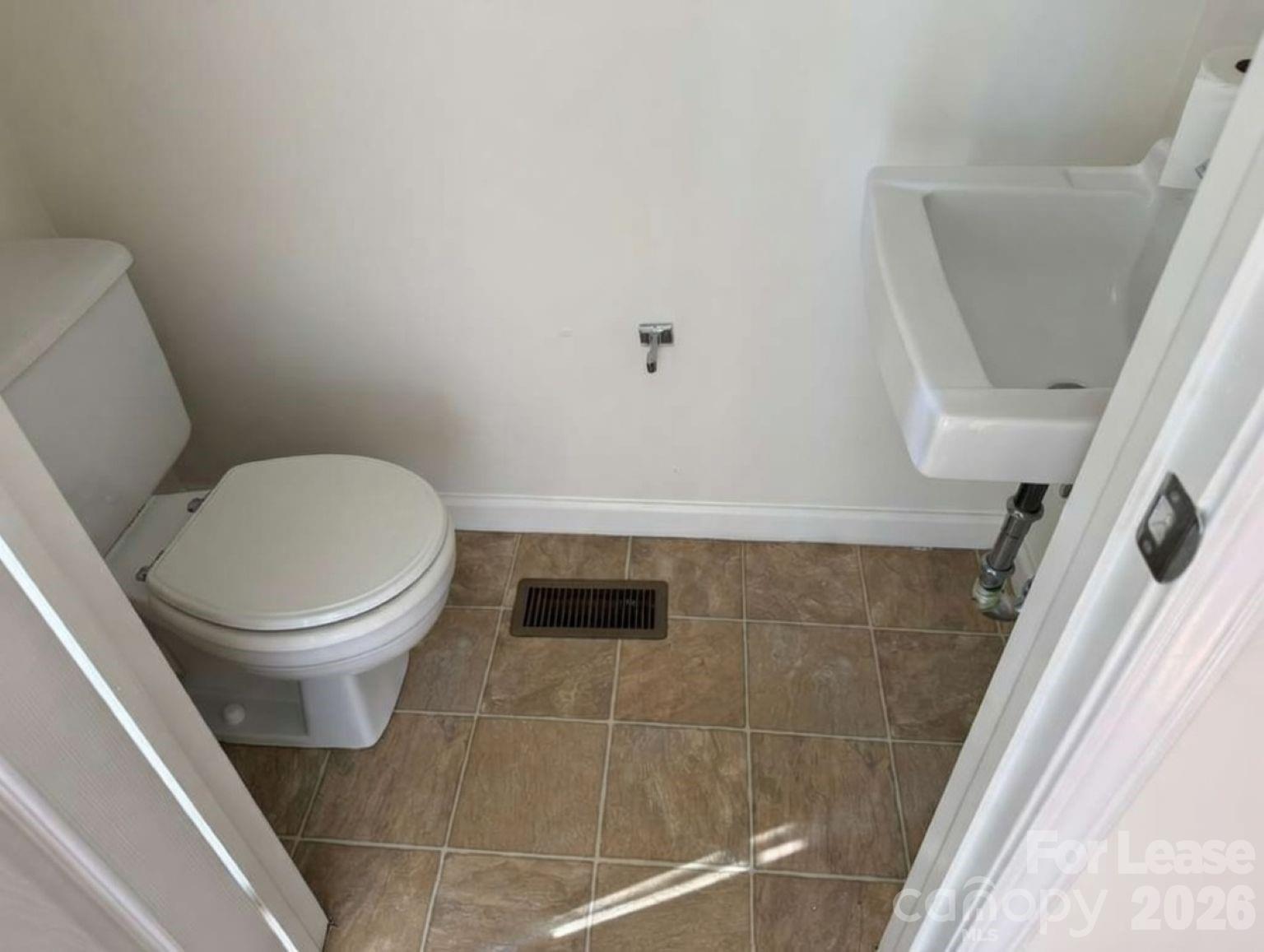 9432 Lexington Circle G Property Photo 13