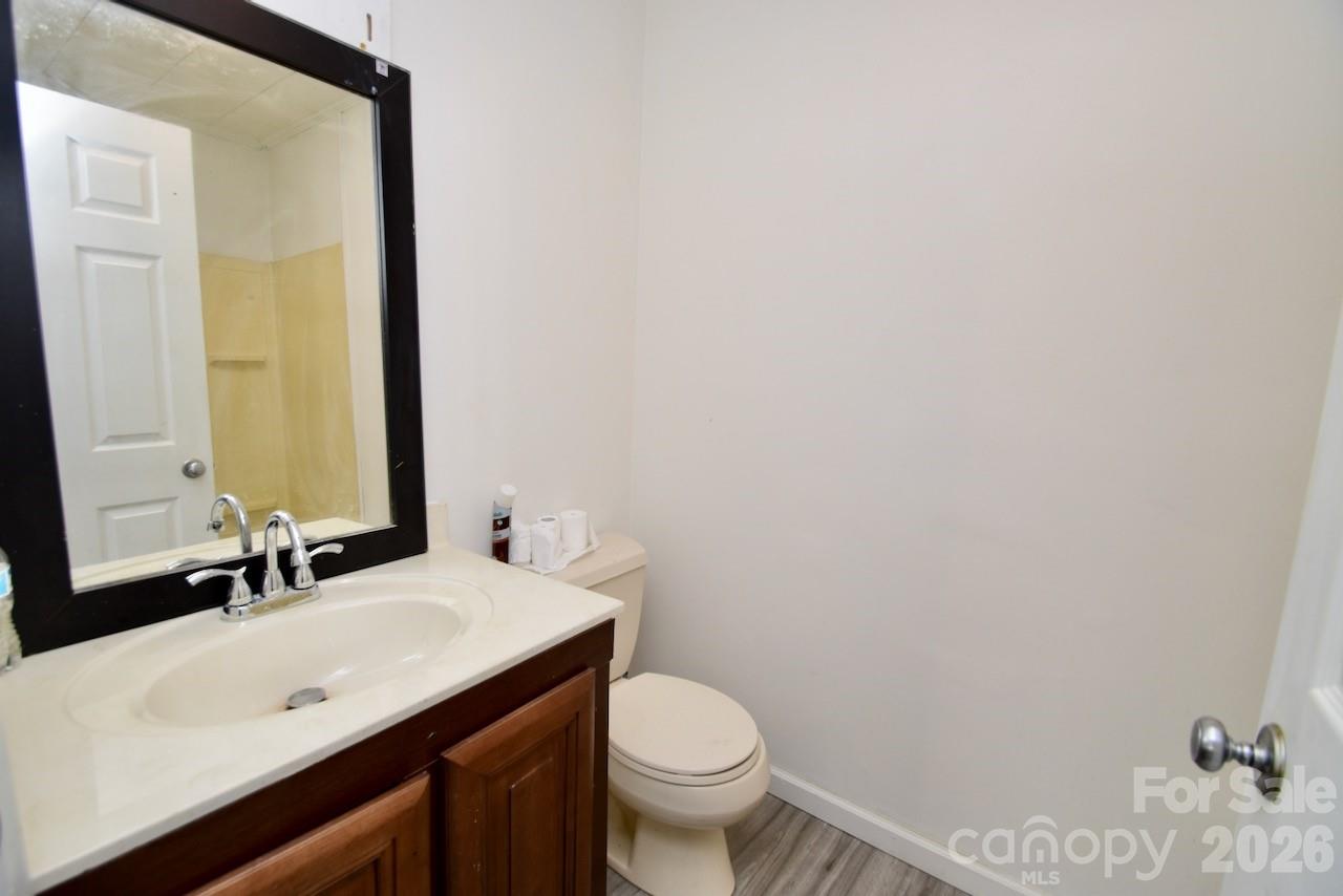 2007 S York Road Property Photo 16