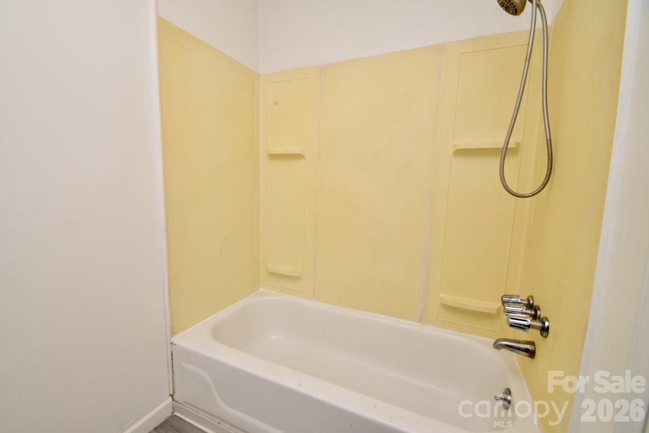 2007 S York Road Property Photo 17