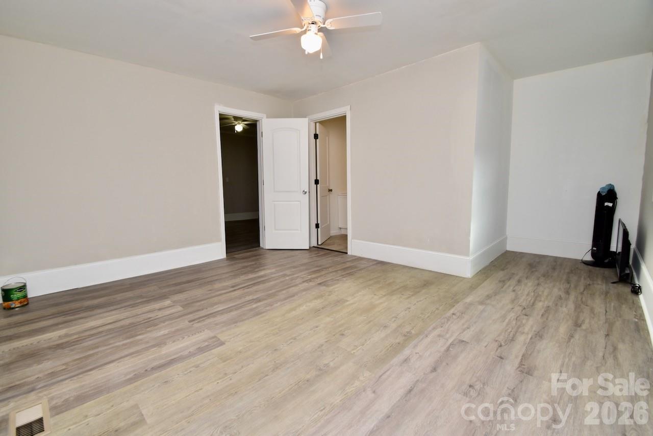 2007 S York Road Property Photo 19
