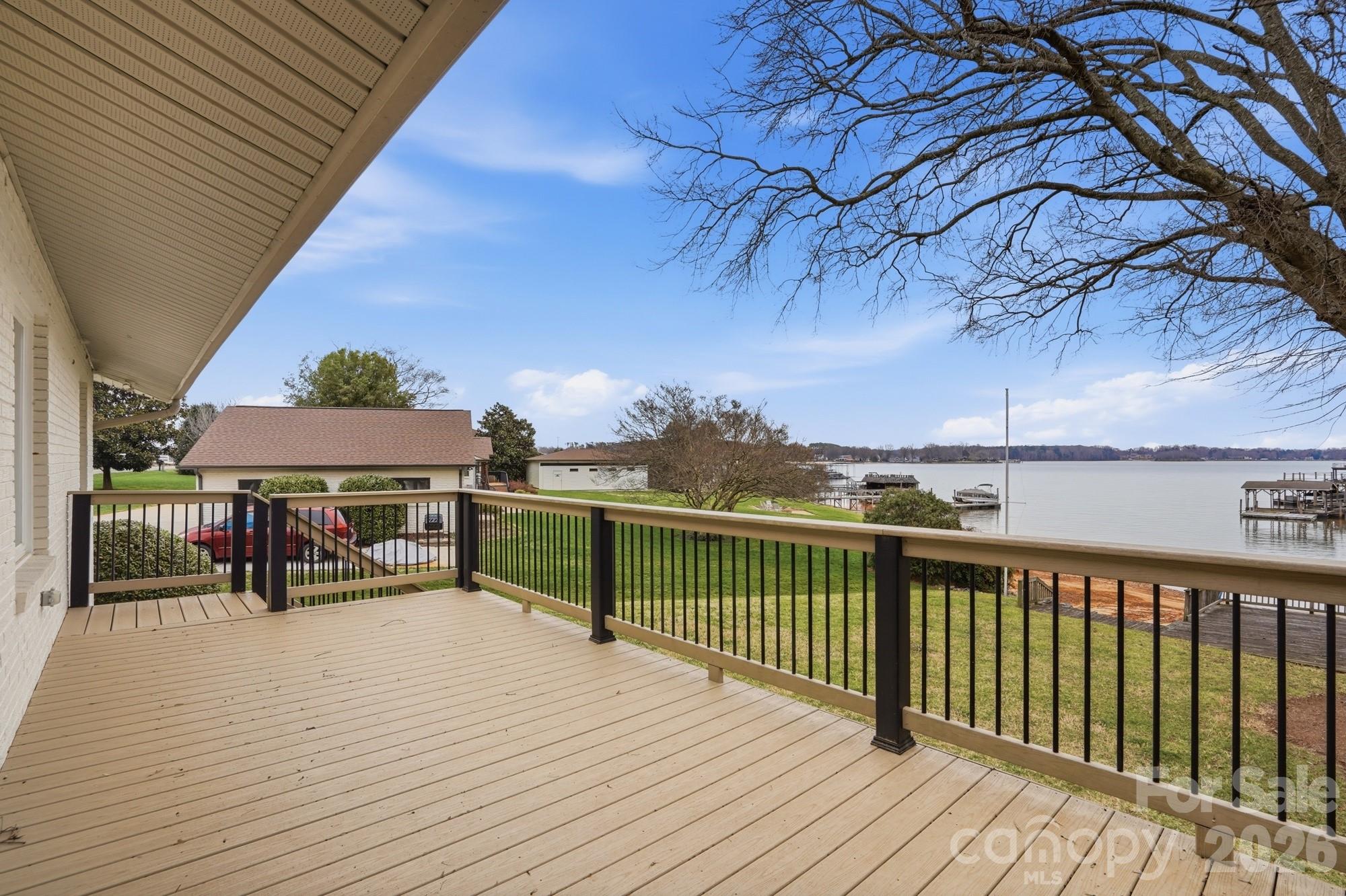 332 Shoreline Loop Property Photo 1