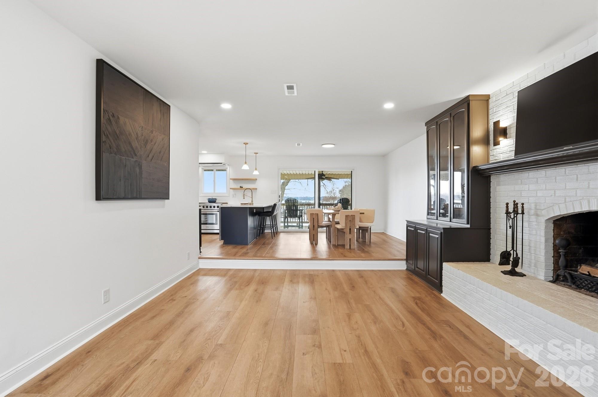 332 Shoreline Loop Property Photo 6