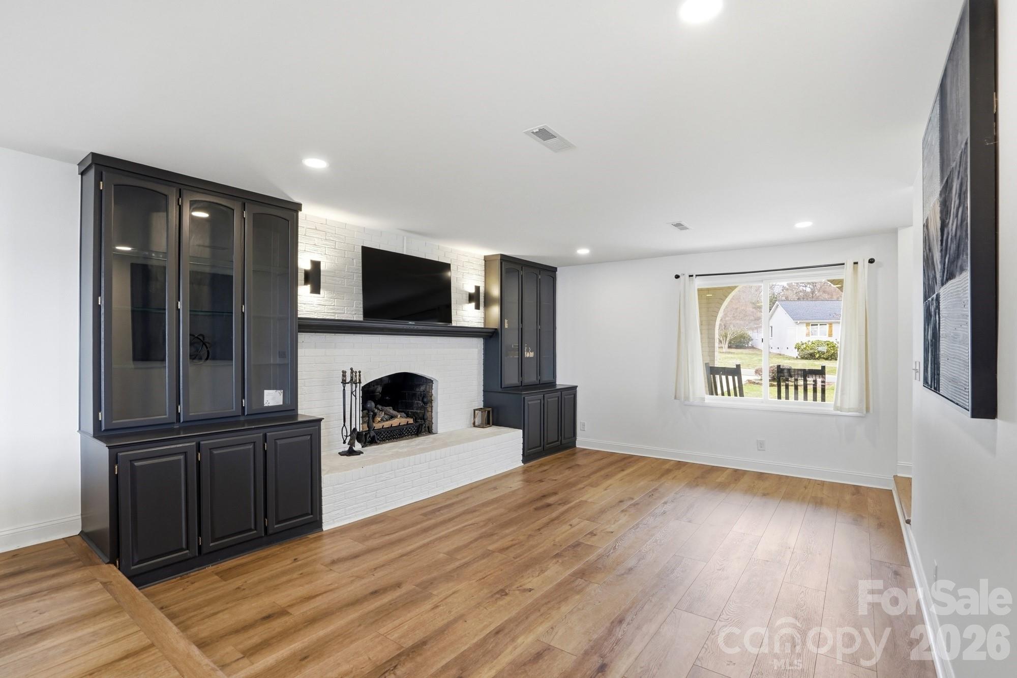 332 Shoreline Loop Property Photo 8