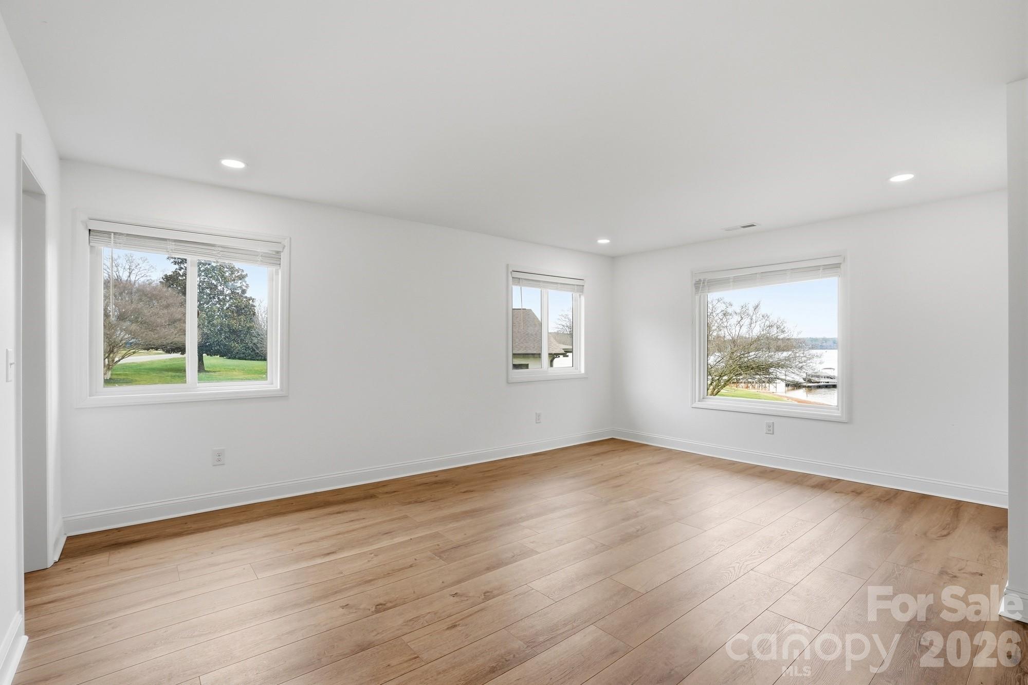 332 Shoreline Loop Property Photo 17