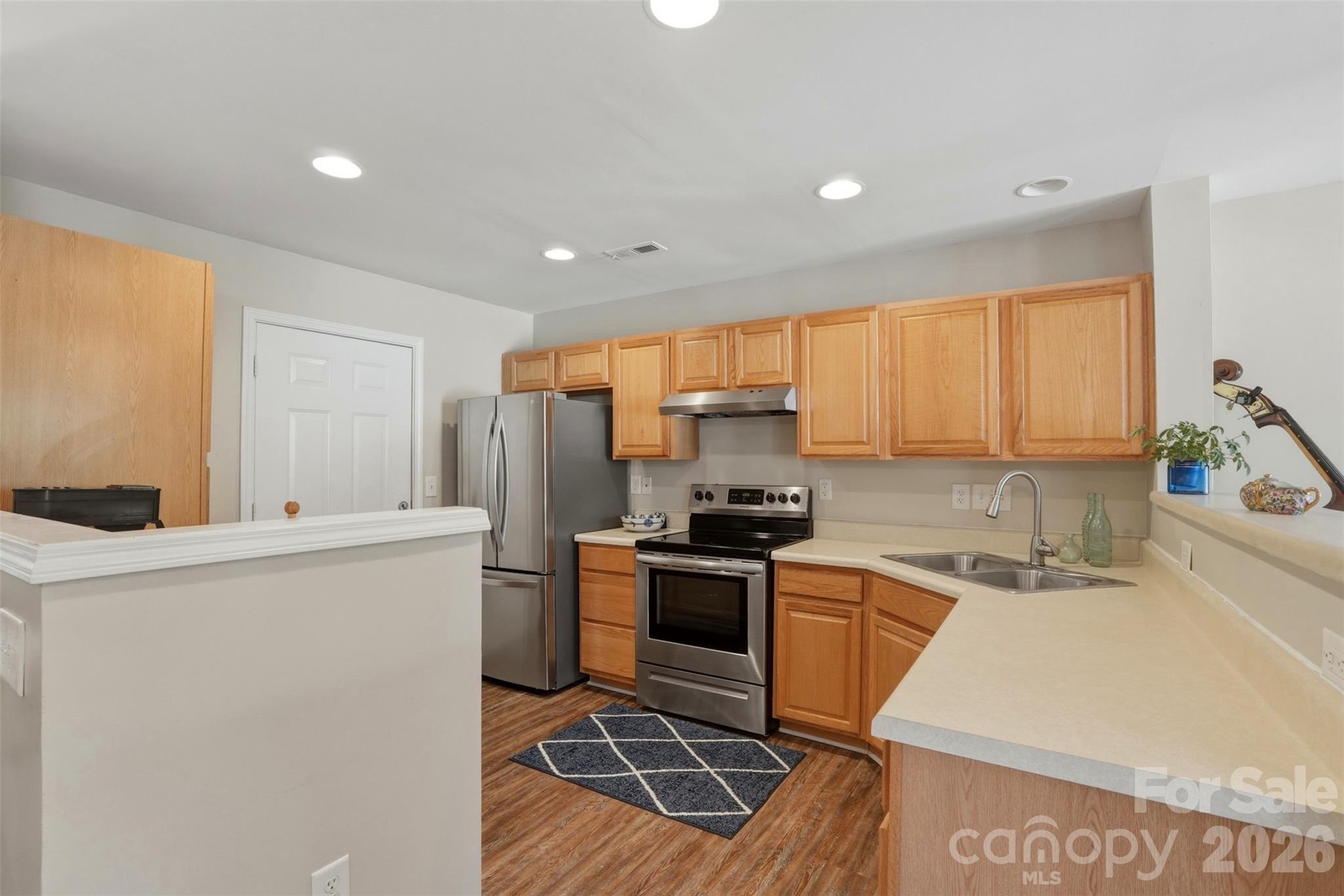 2262 Hanover Court Property Photo 5
