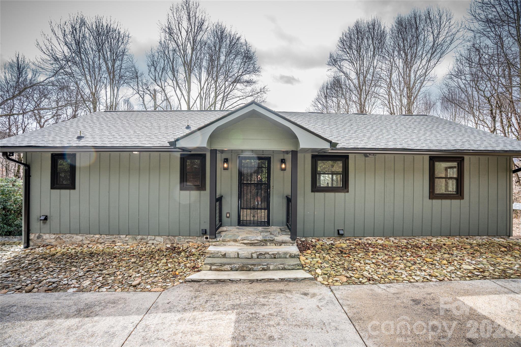 453 Friendly Acres Drive Property Photo 4