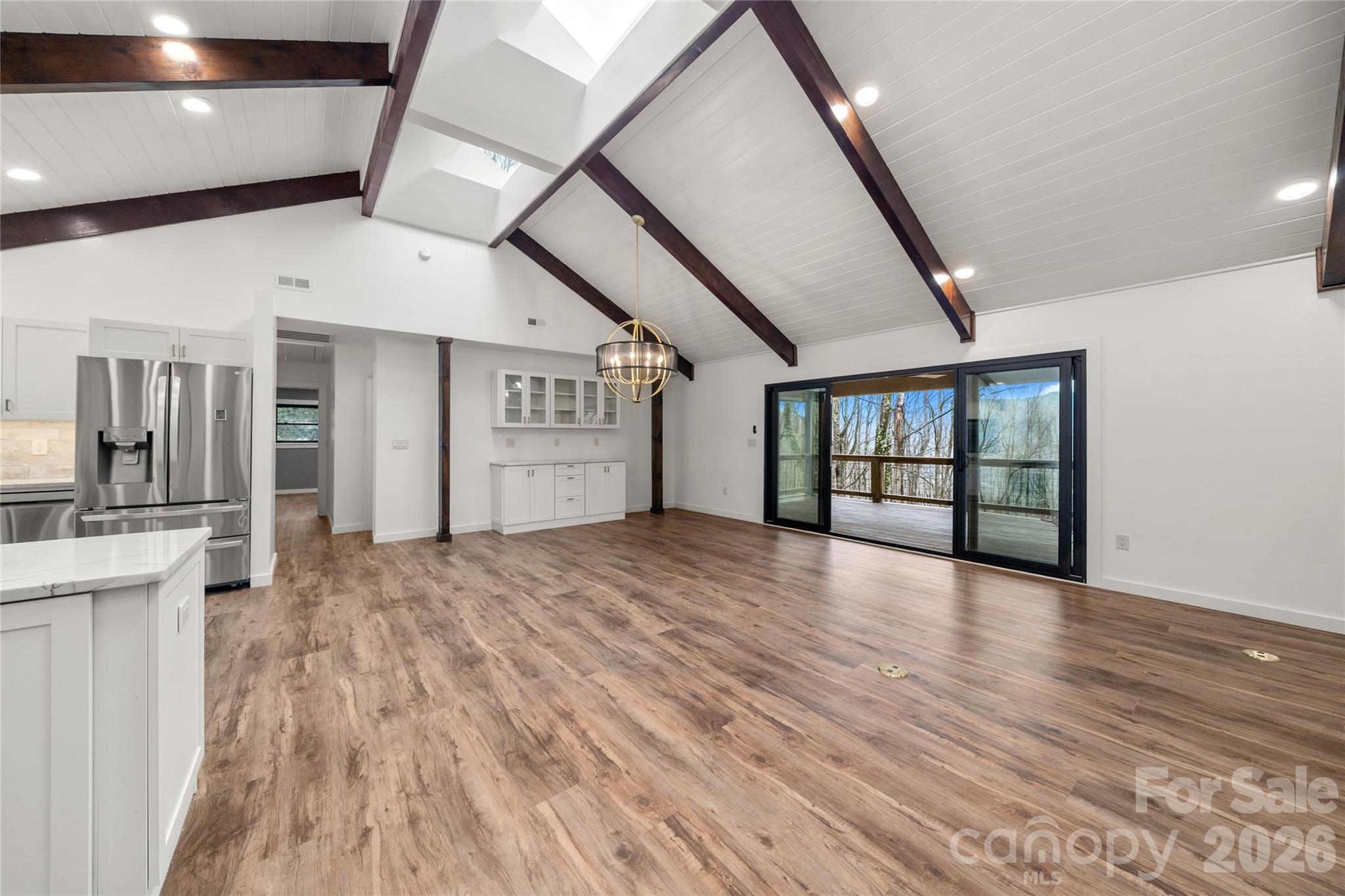 453 Friendly Acres Drive Property Photo 8