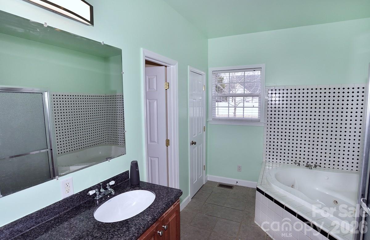 1203 Edgewater Court Property Photo 21