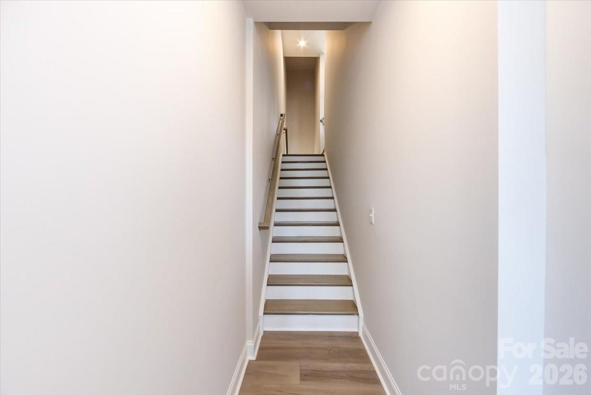 909 Archway Lane Property Photo 3