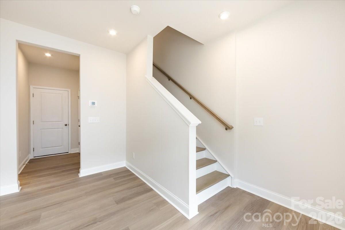 909 Archway Lane Property Photo 4