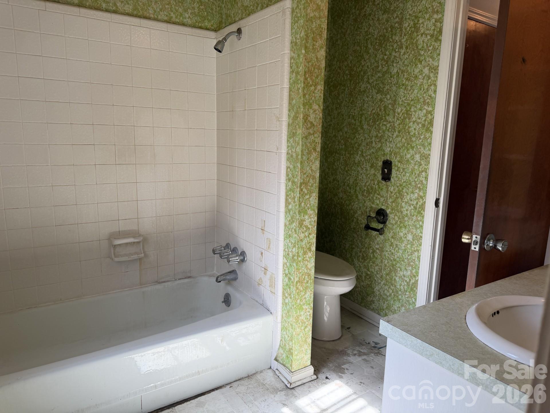 2033 Sprucewood Street Property Photo 9