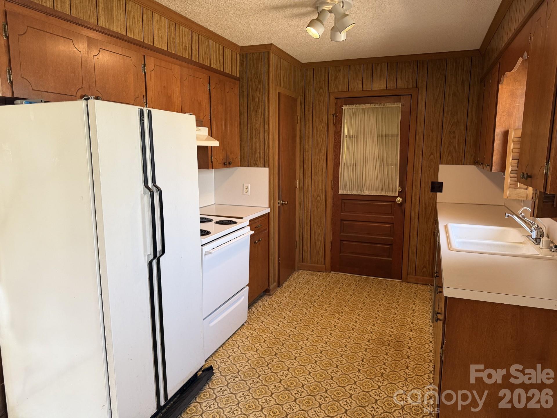 2033 Sprucewood Street Property Photo 15