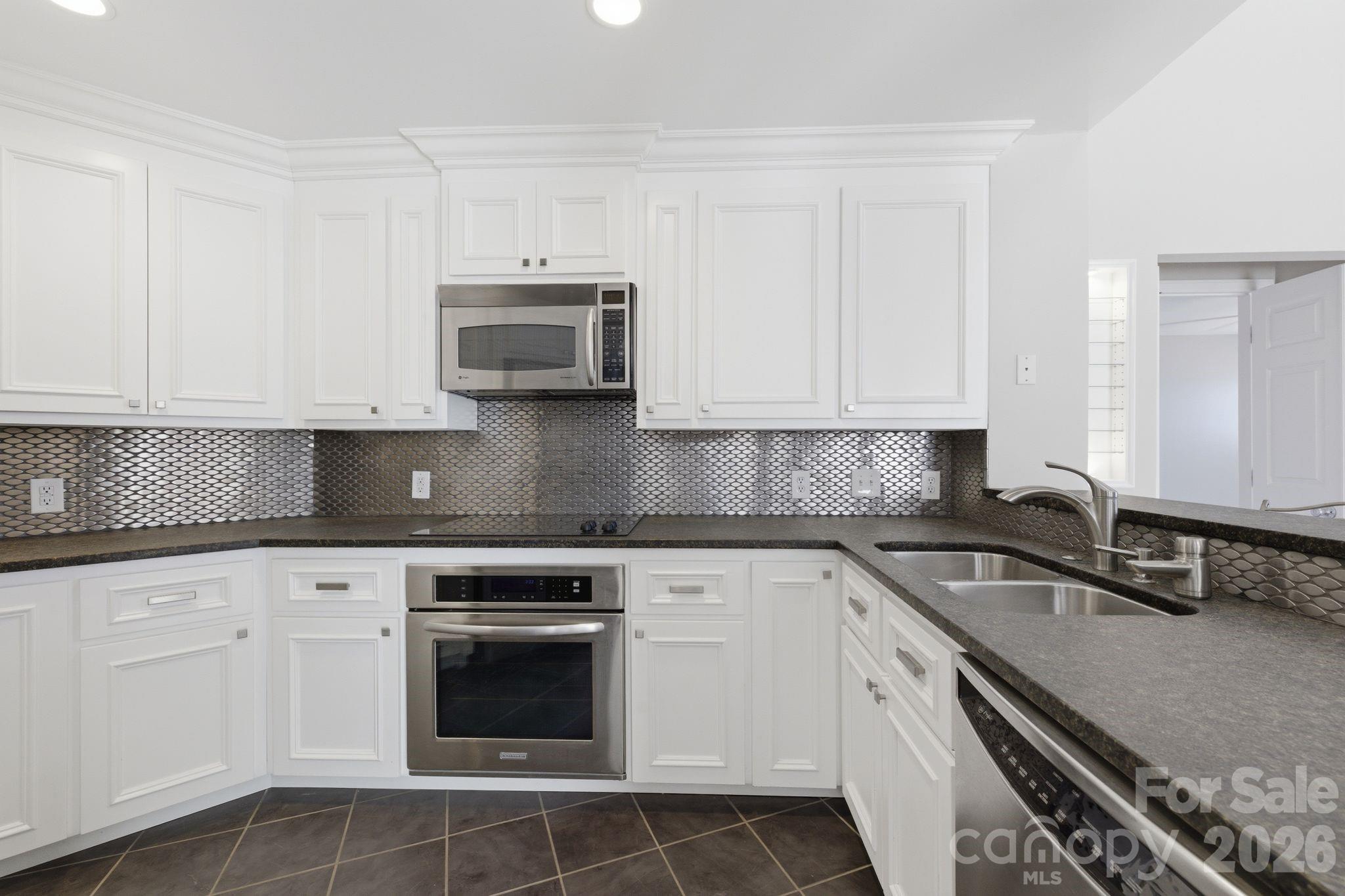 17925 Kings Point Drive B Property Photo 16