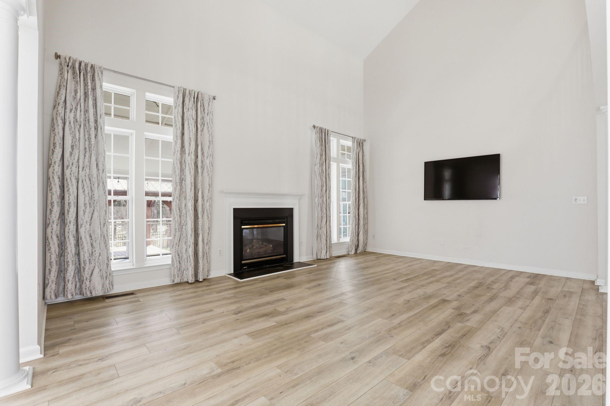 3909 Meadow Green Drive Property Photo 9