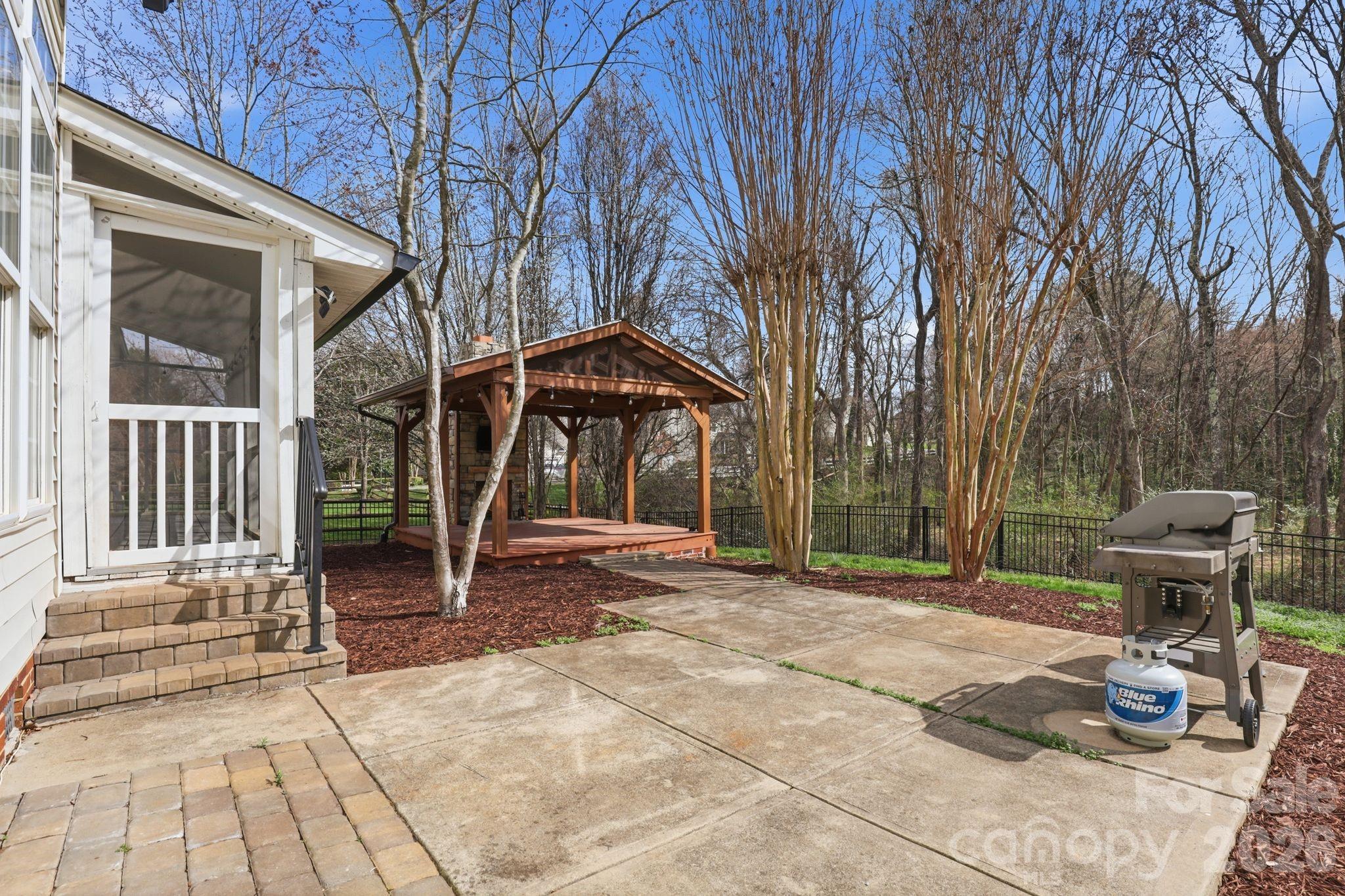 3909 Meadow Green Drive Property Photo 40