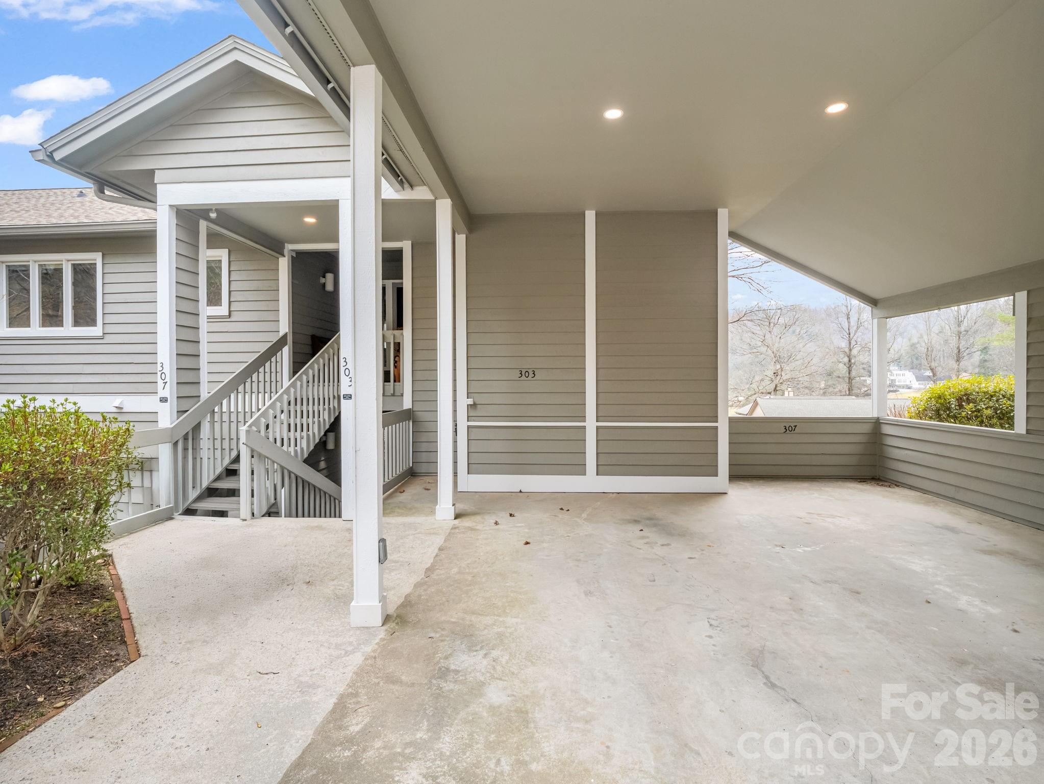 303 Golfside Drive Property Photo 3