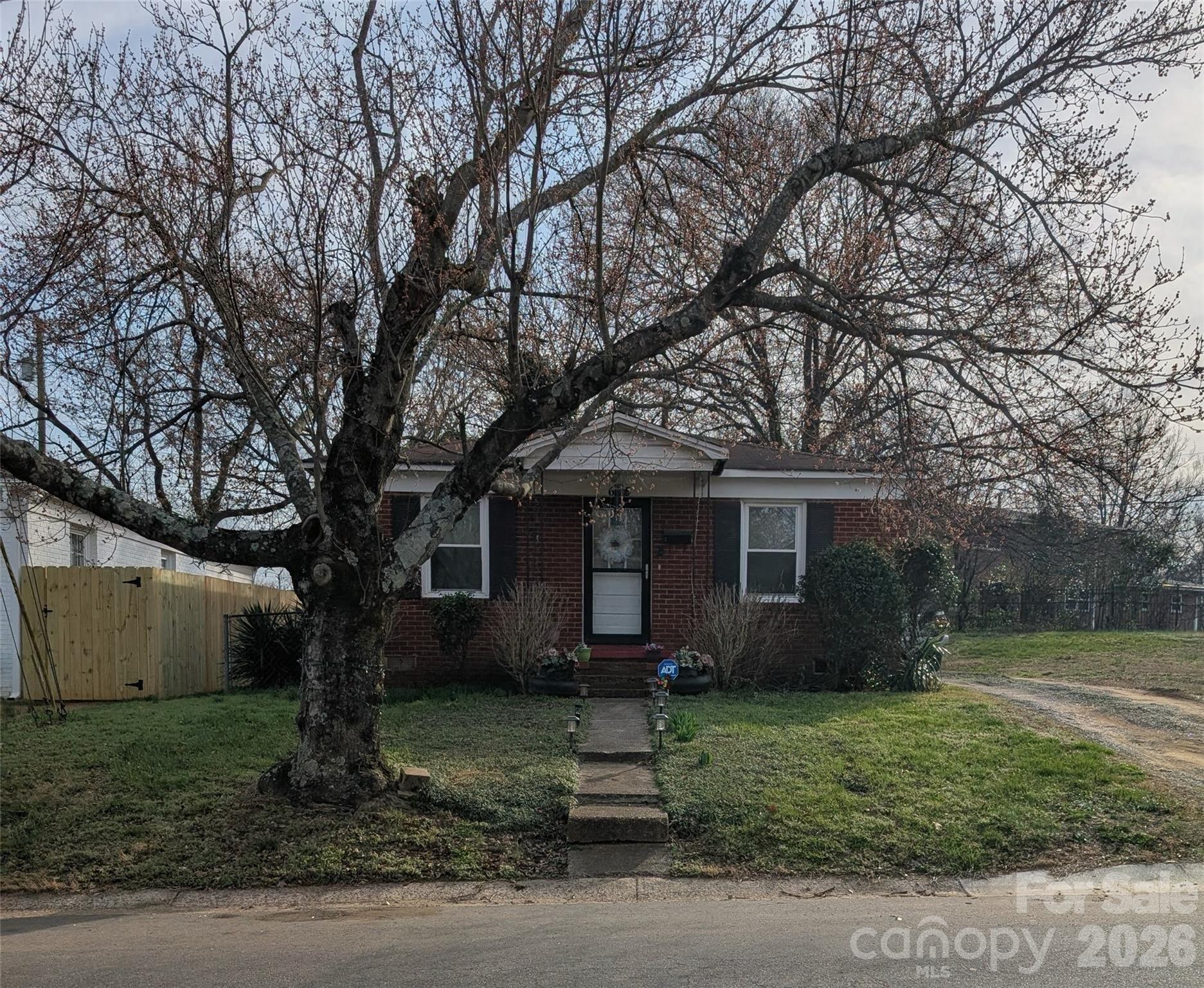 635 Chicago Avenue Property Photo 1