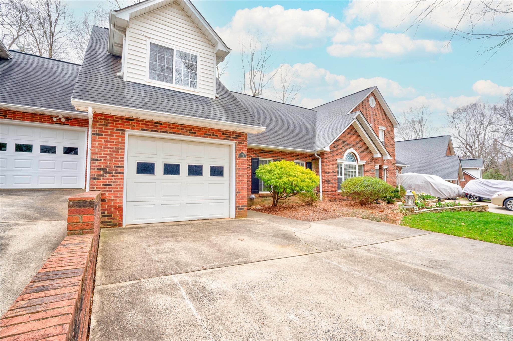 174 Columns Circle Property Photo 1