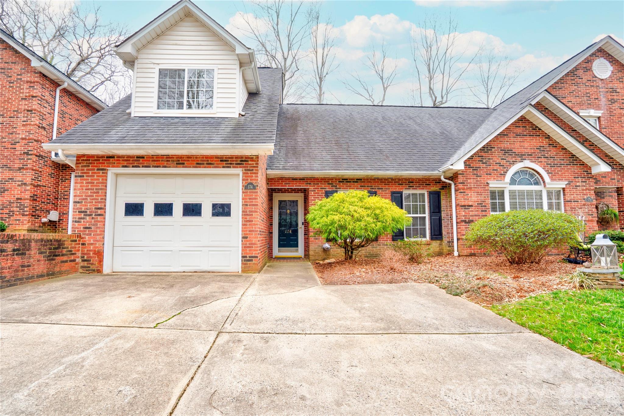 174 Columns Circle Property Photo 2