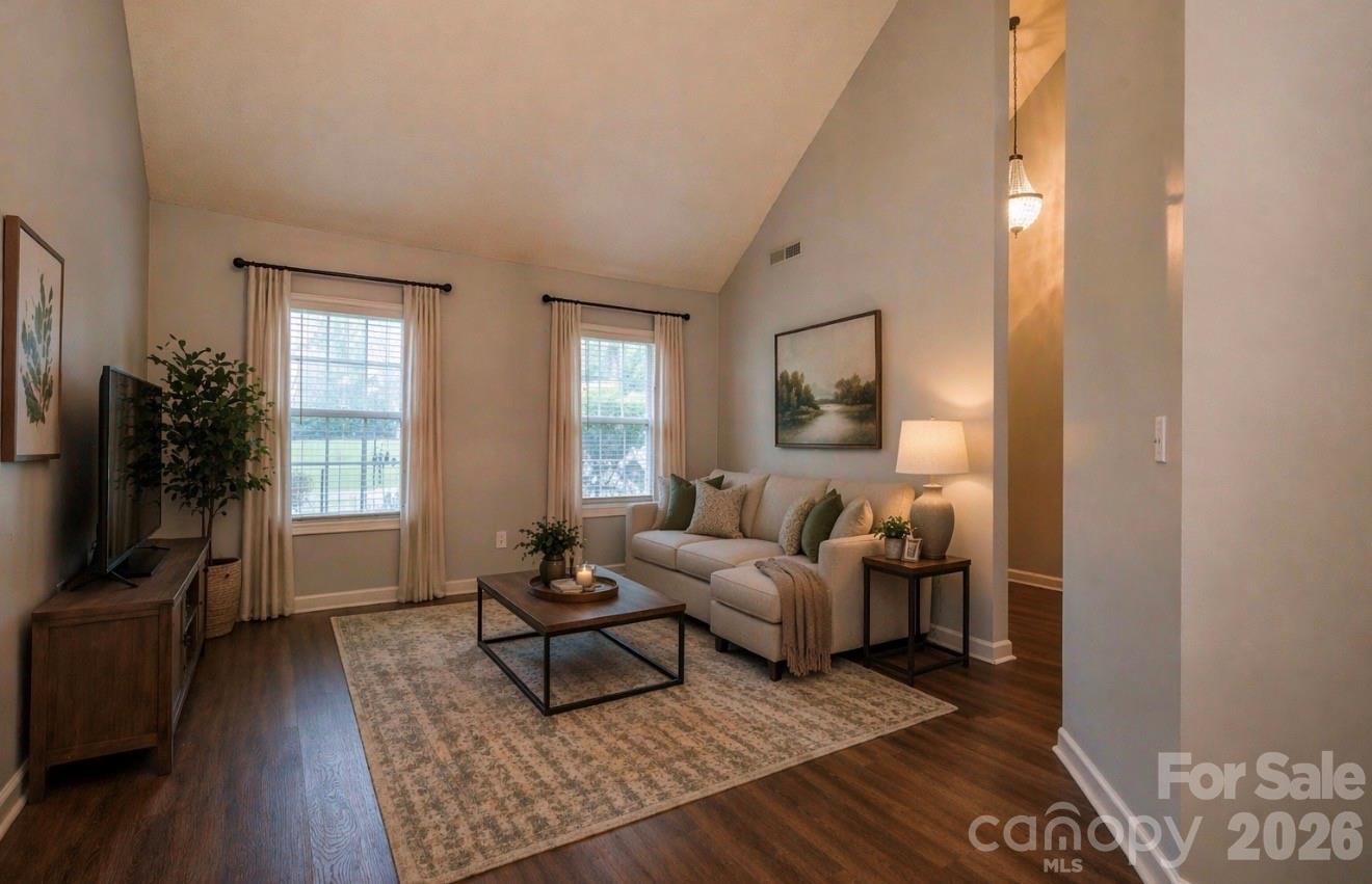174 Columns Circle Property Photo 3