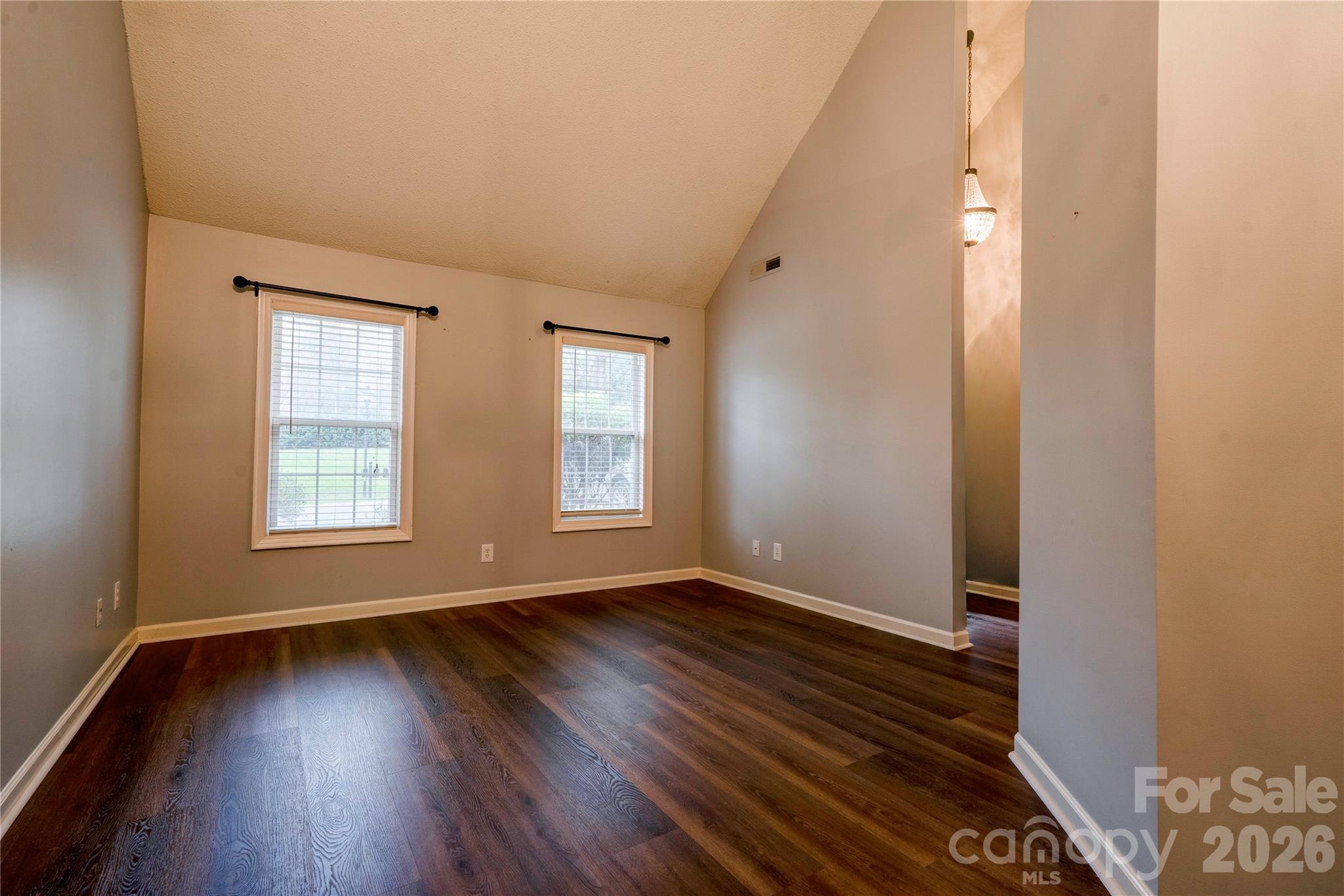 174 Columns Circle Property Photo 4