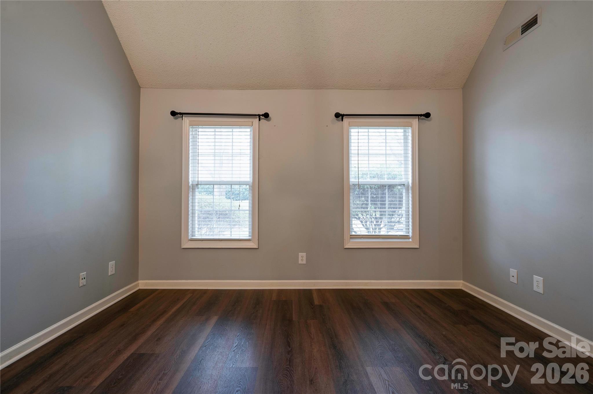 174 Columns Circle Property Photo 5