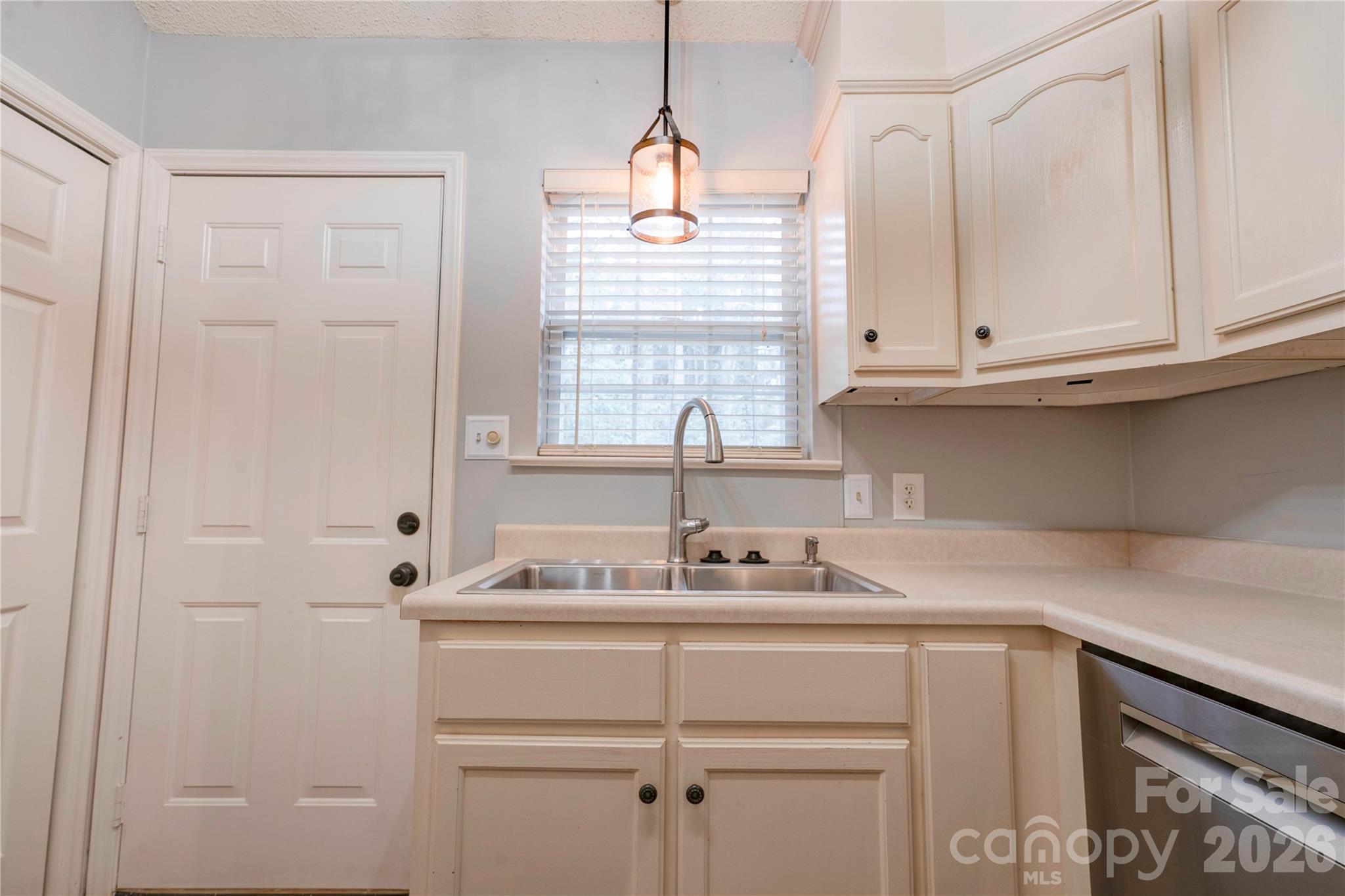 174 Columns Circle Property Photo 11