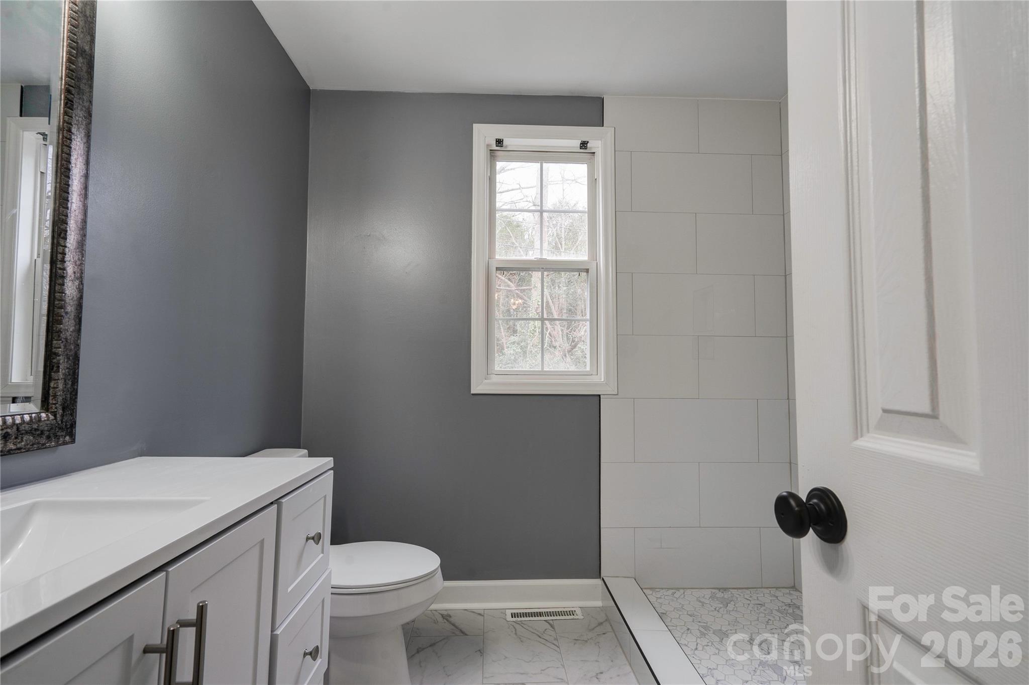 174 Columns Circle Property Photo 28