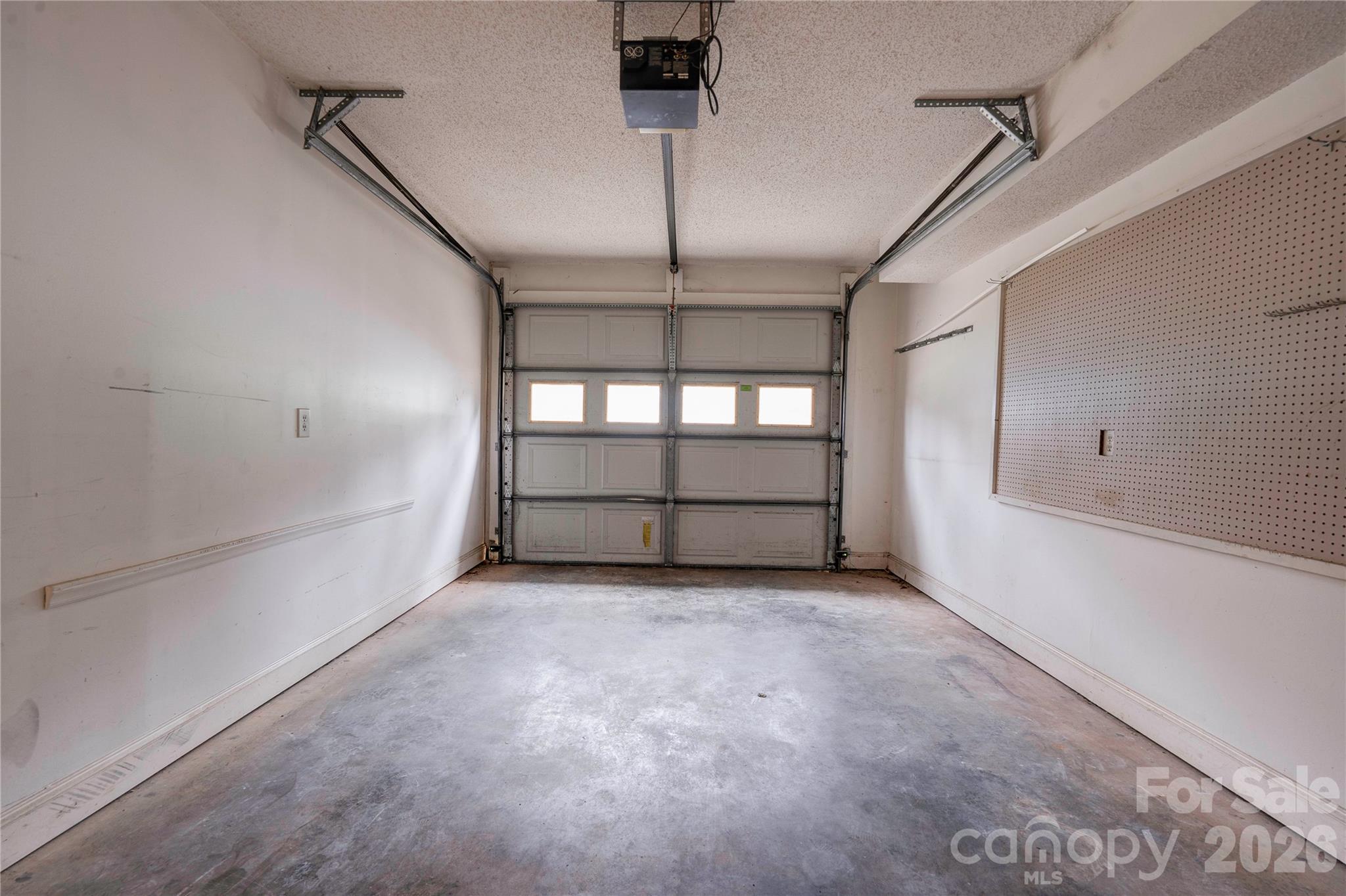 174 Columns Circle Property Photo 31