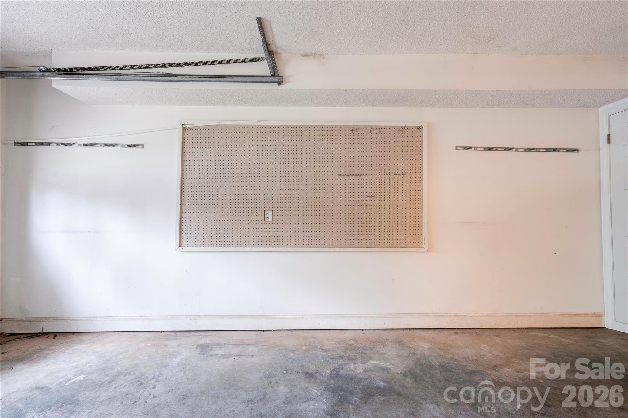 174 Columns Circle Property Photo 32