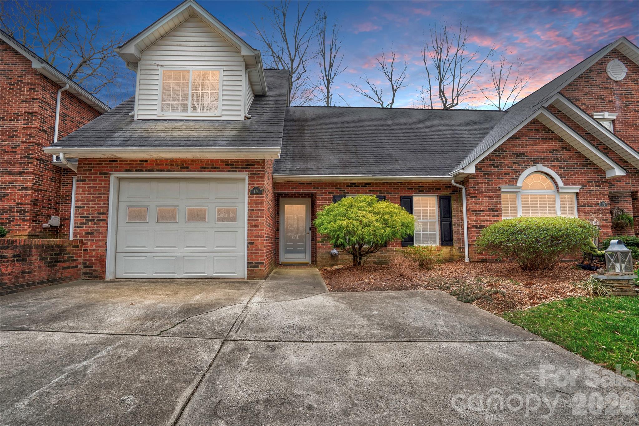 174 Columns Circle Property Photo 42