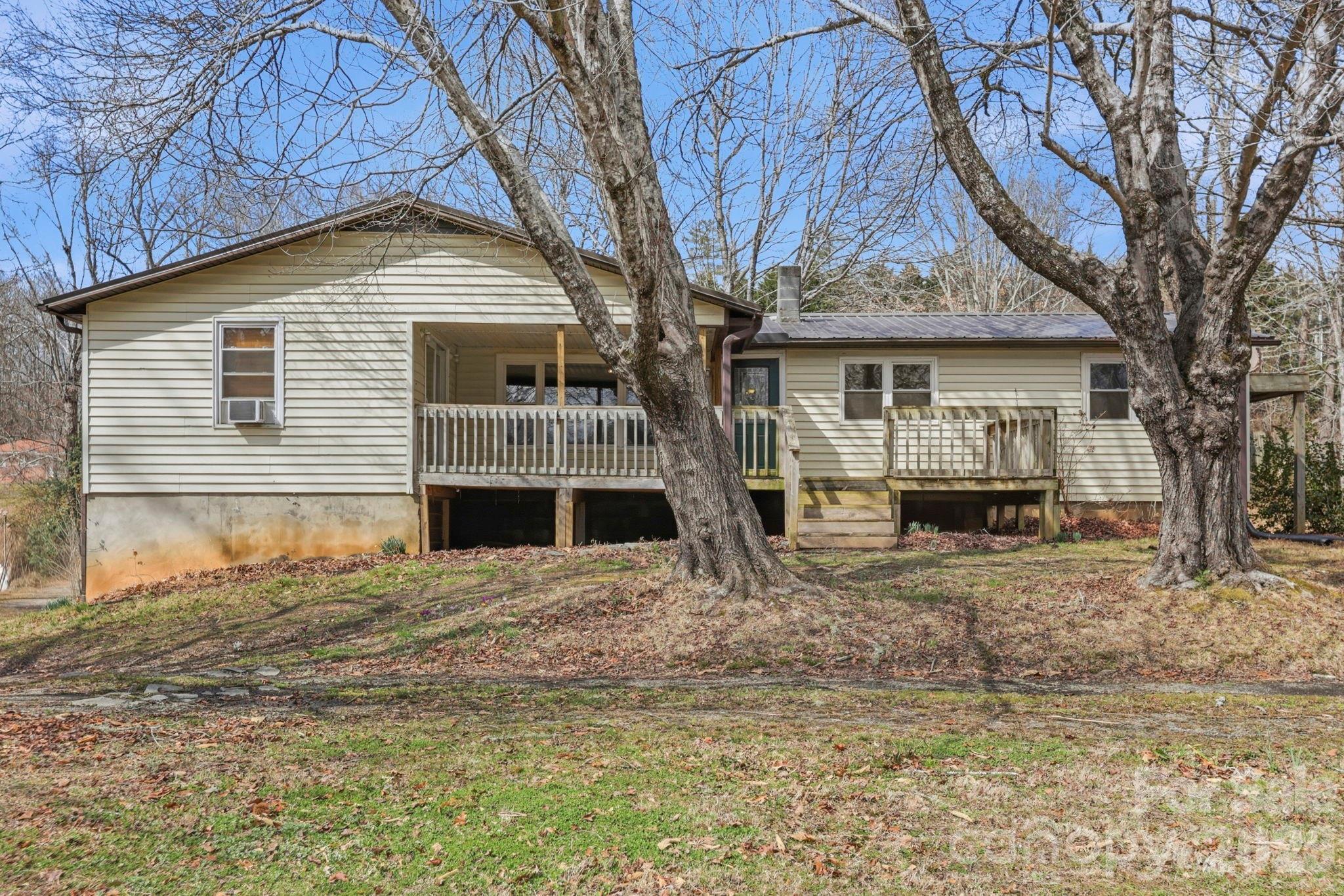 180 Whispering Pines Drive Property Photo 1