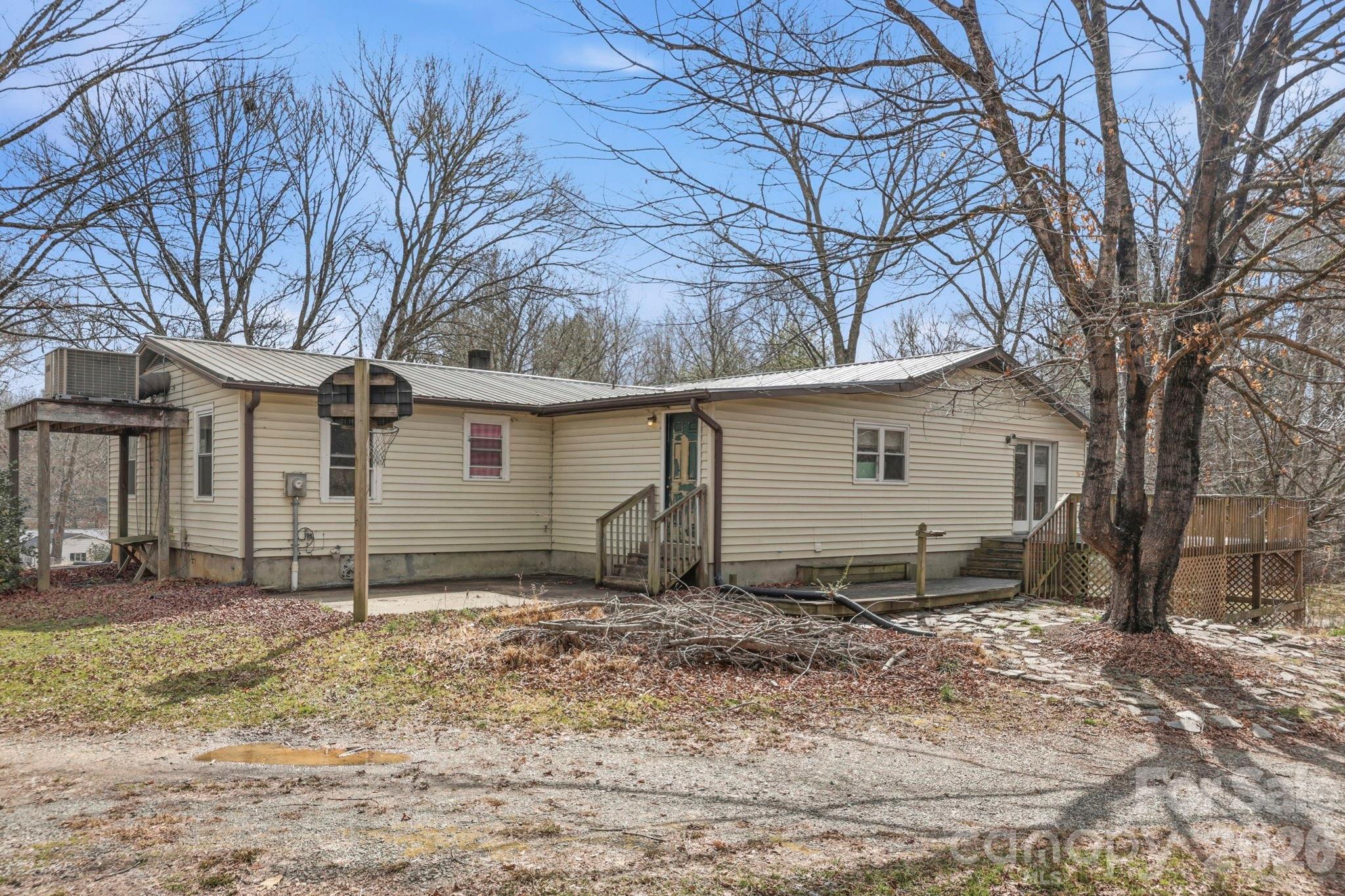 180 Whispering Pines Drive Property Photo 2