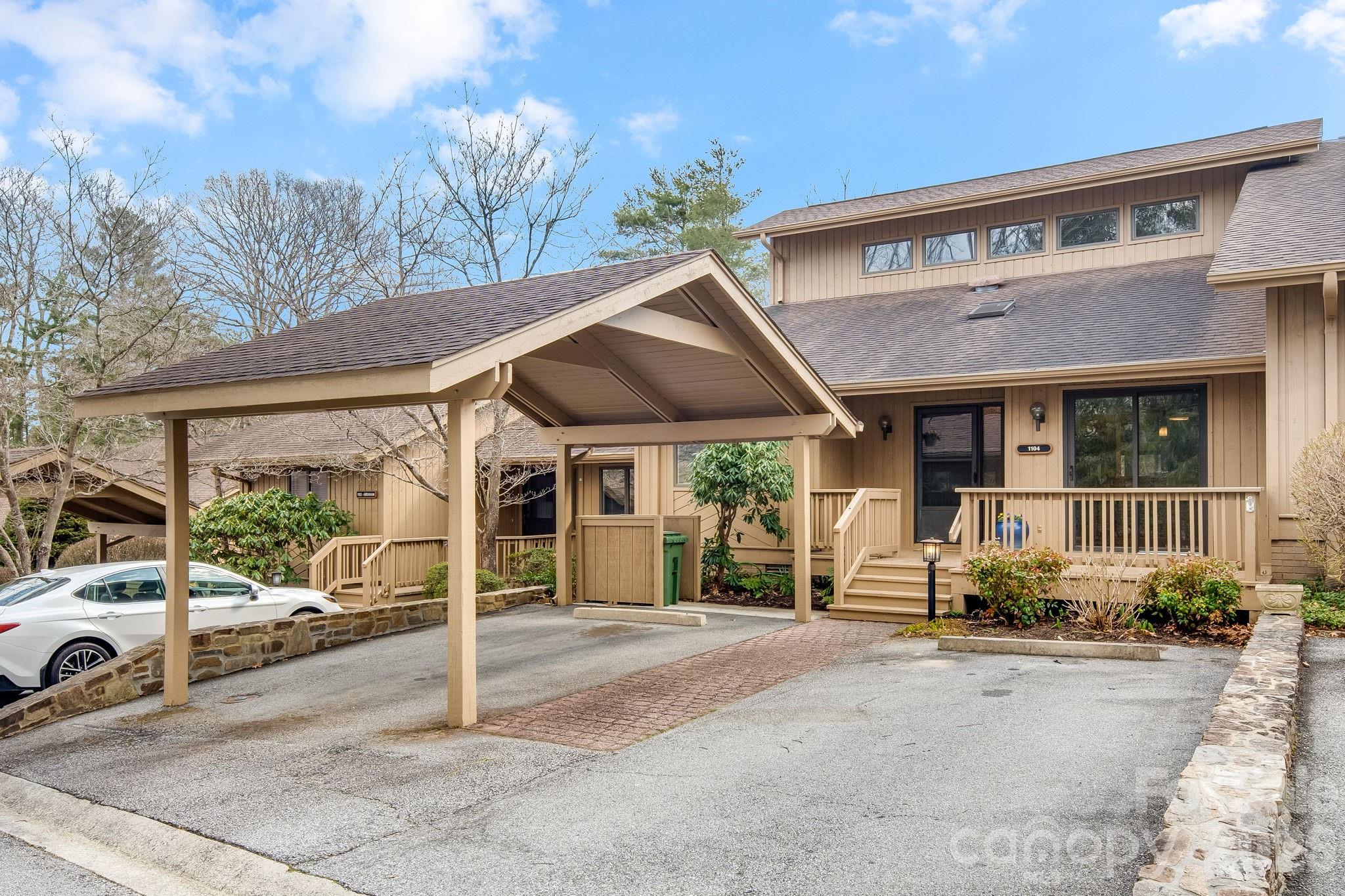 1104 Red Oak Drive Property Photo 1