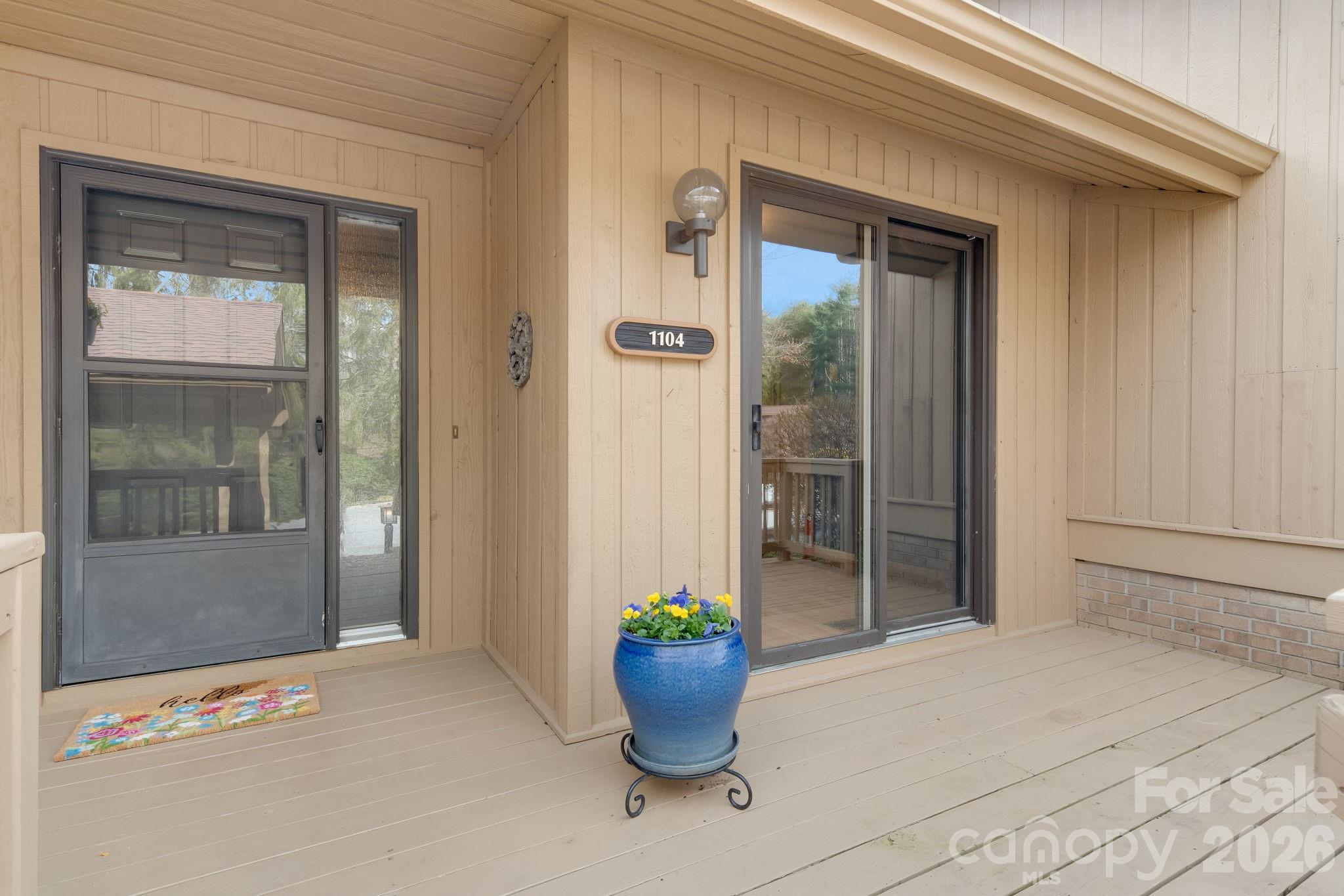 1104 Red Oak Drive Property Photo 3