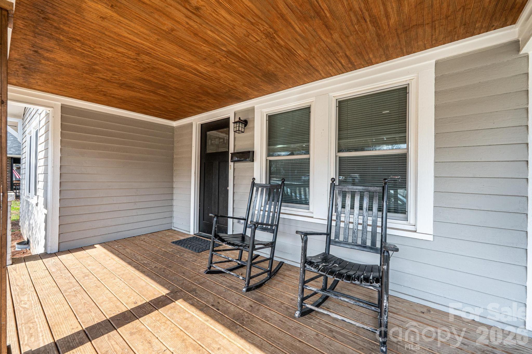 308 W Sycamore Street Property Photo 6