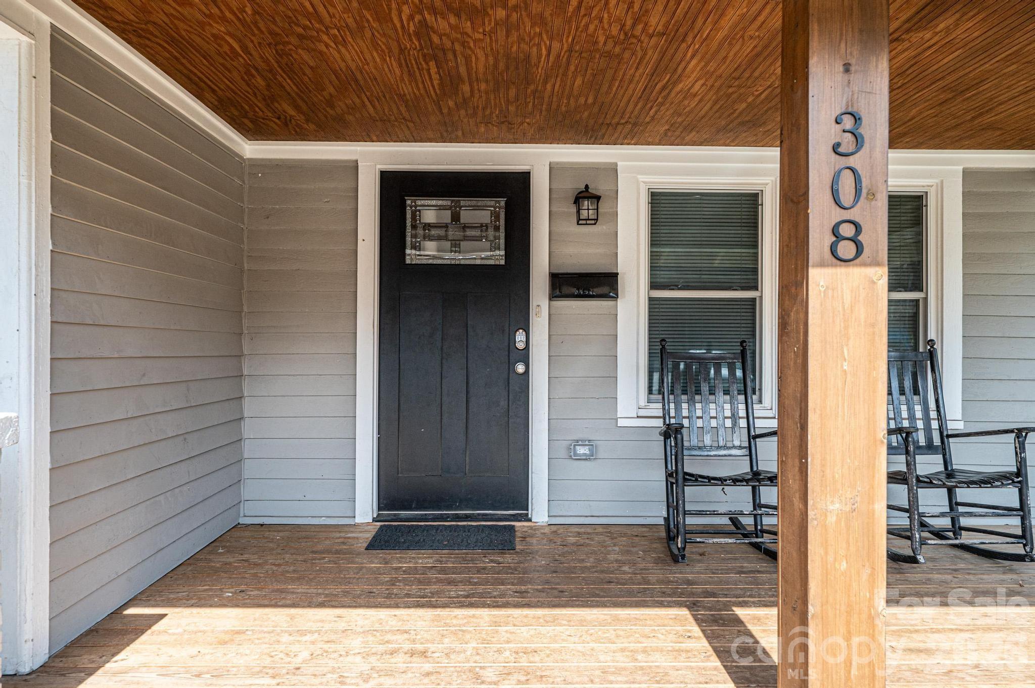 308 W Sycamore Street Property Photo 8