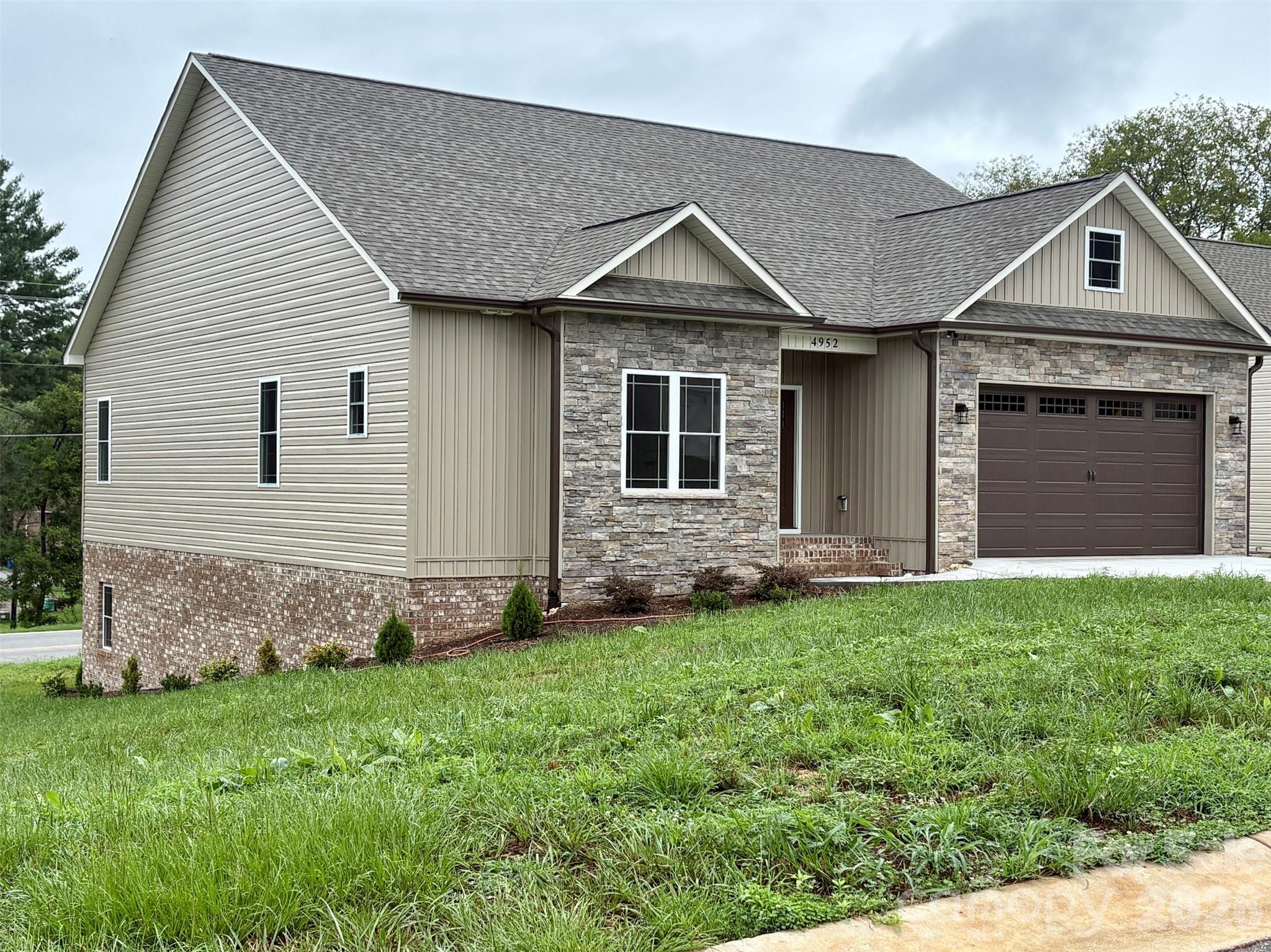 4952 Southview Drive Property Photo 2