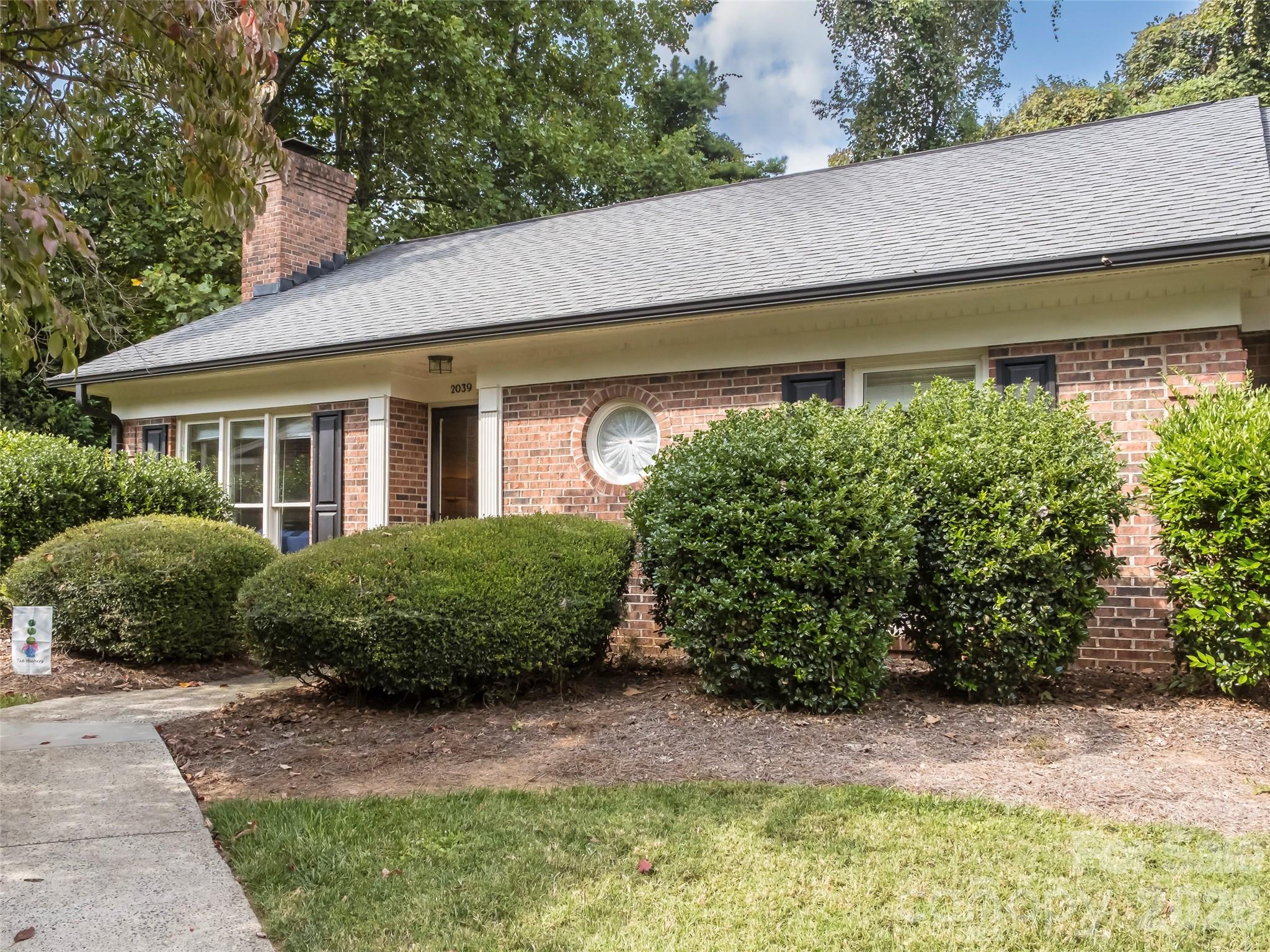 2039 Union Road E Property Photo 1