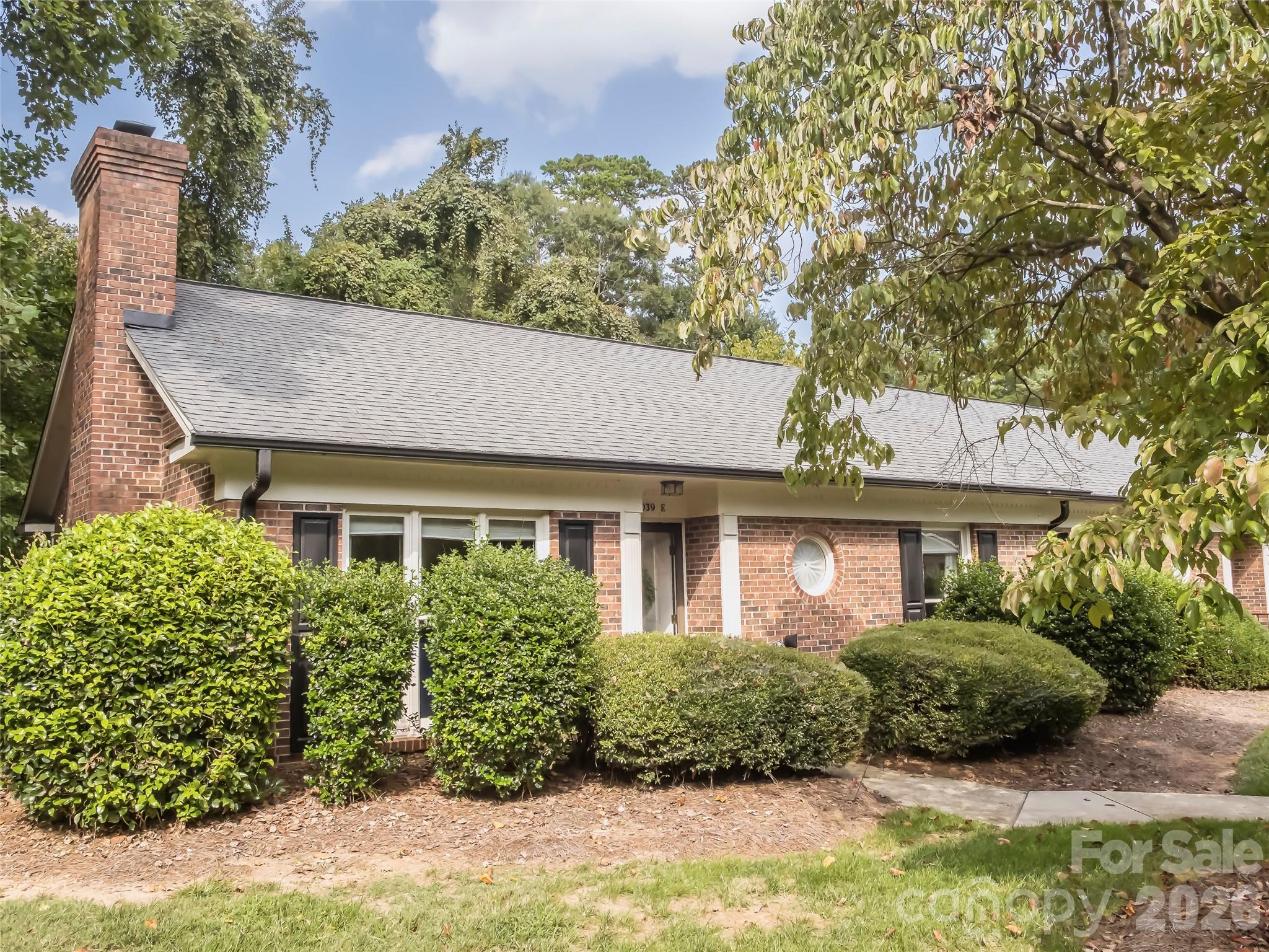 2039 Union Road E Property Photo 2