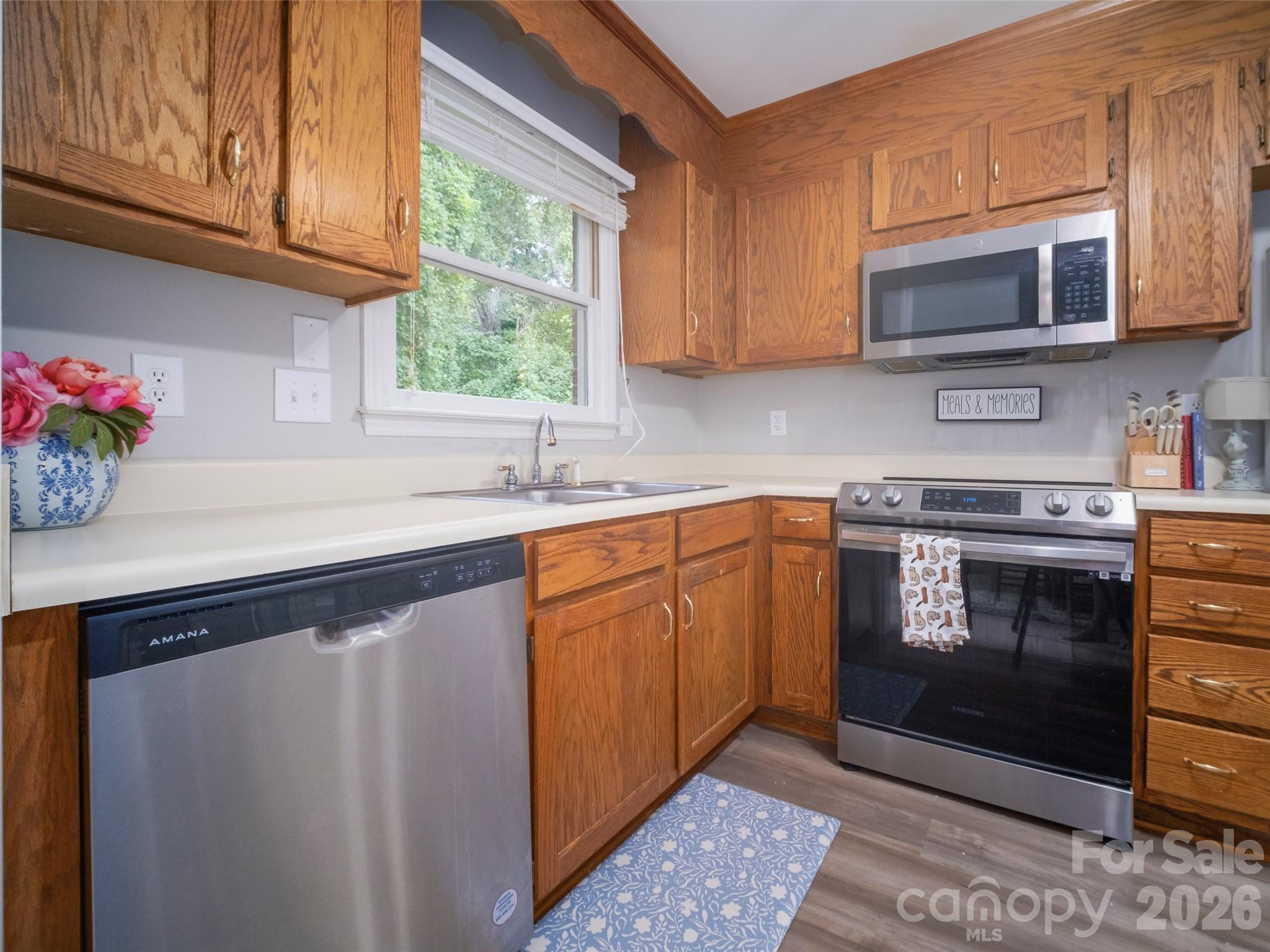 2039 Union Road E Property Photo 11