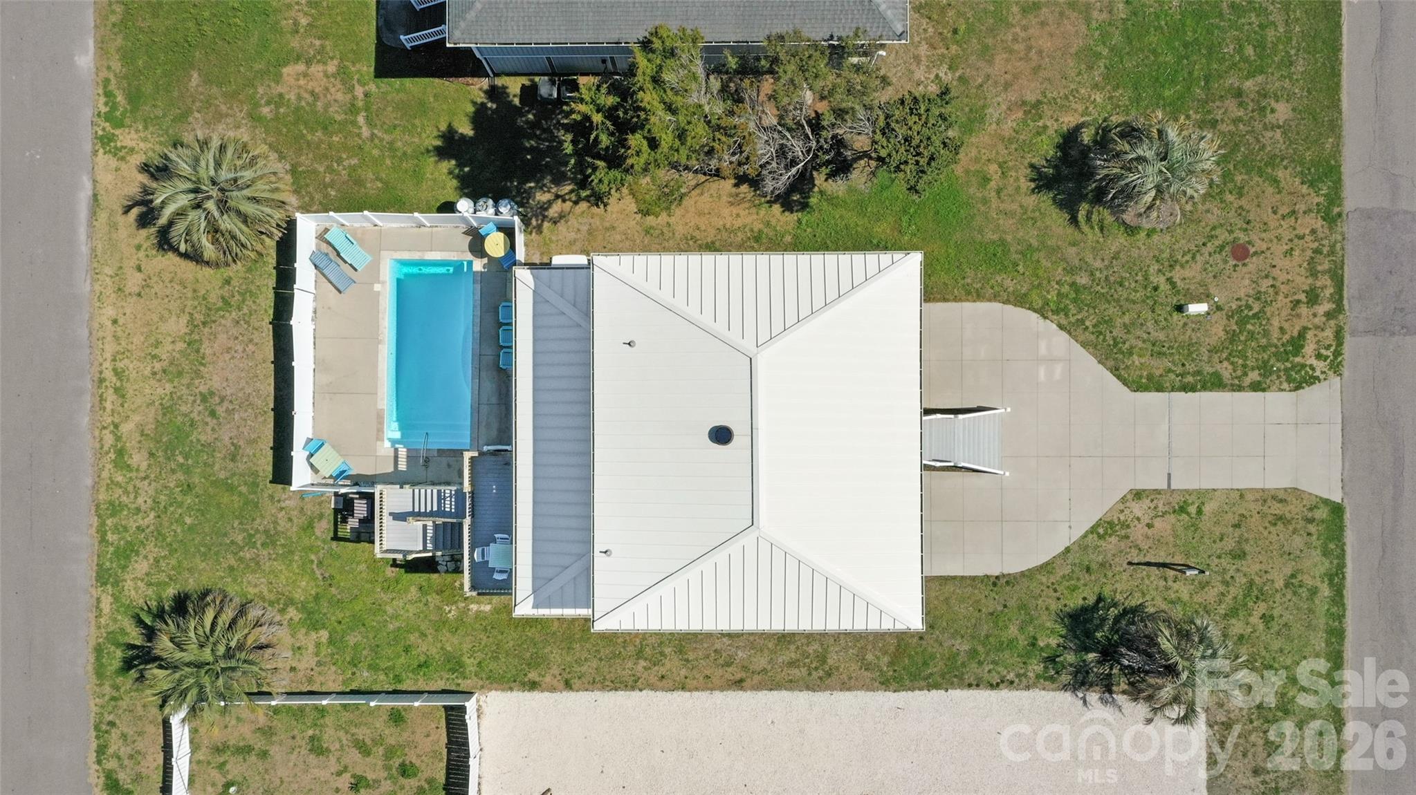 1018 W Dolphin Drive Property Photo 3