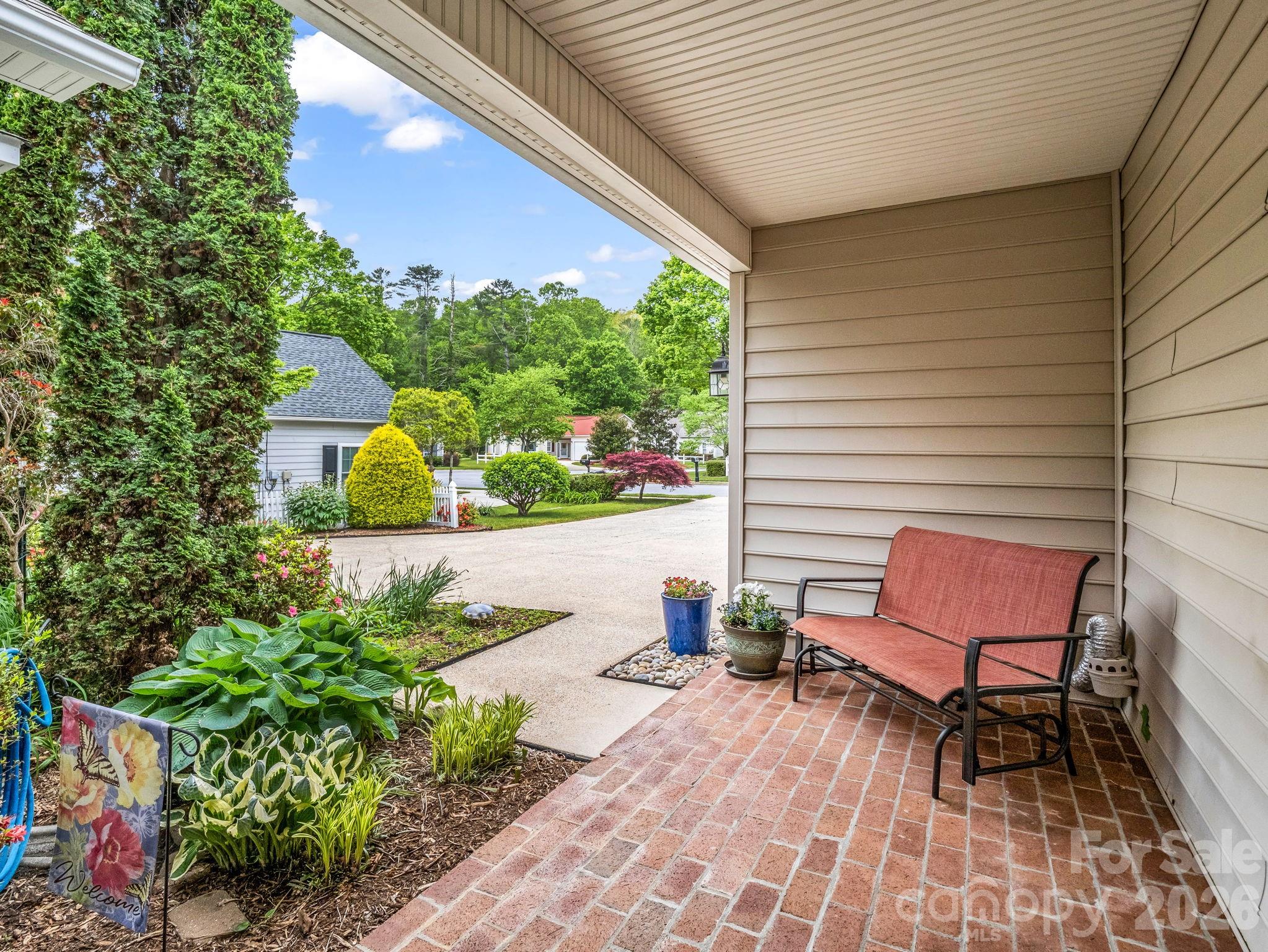 276 Cambridge Drive Property Photo 2