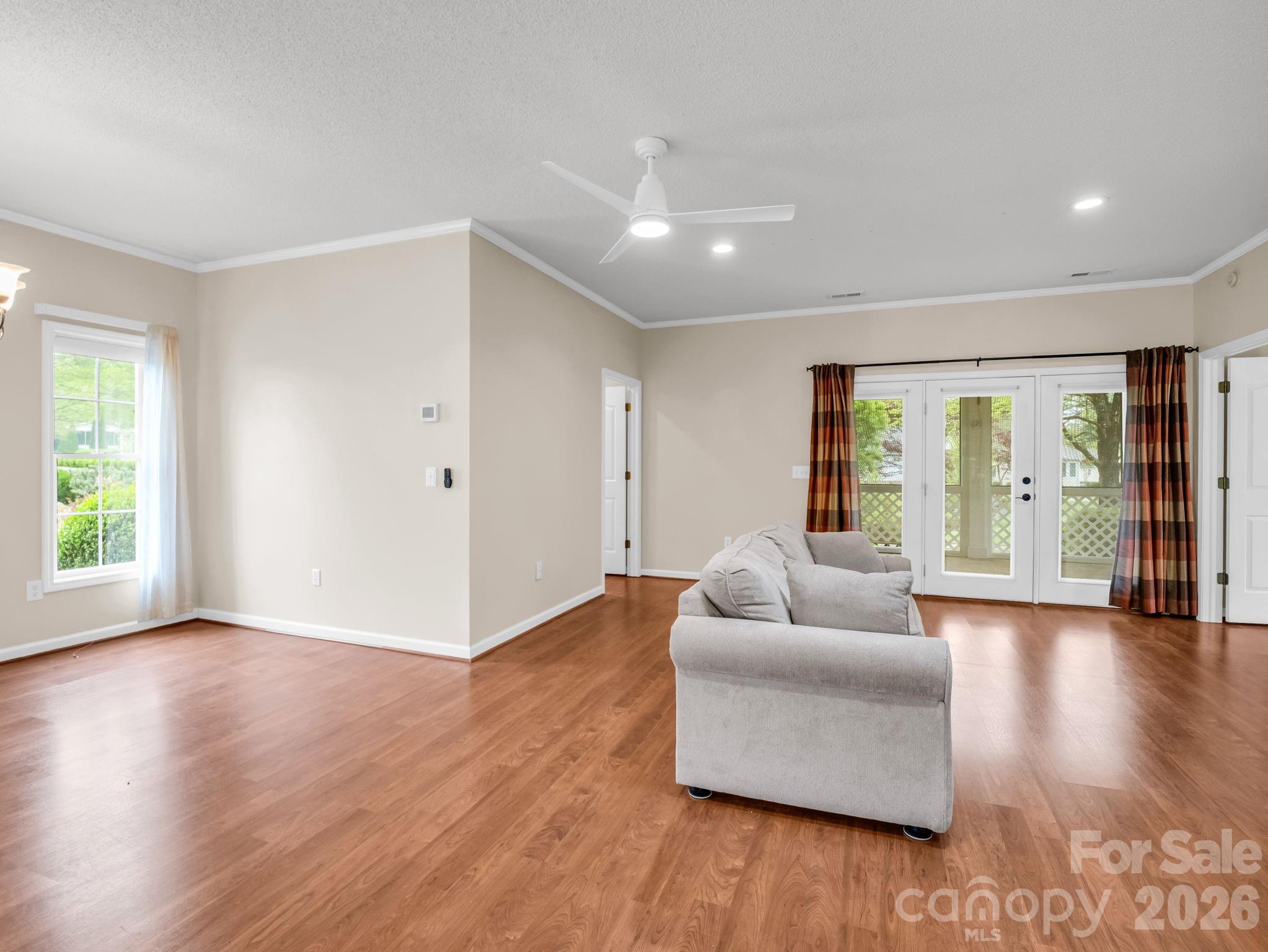 276 Cambridge Drive Property Photo 4