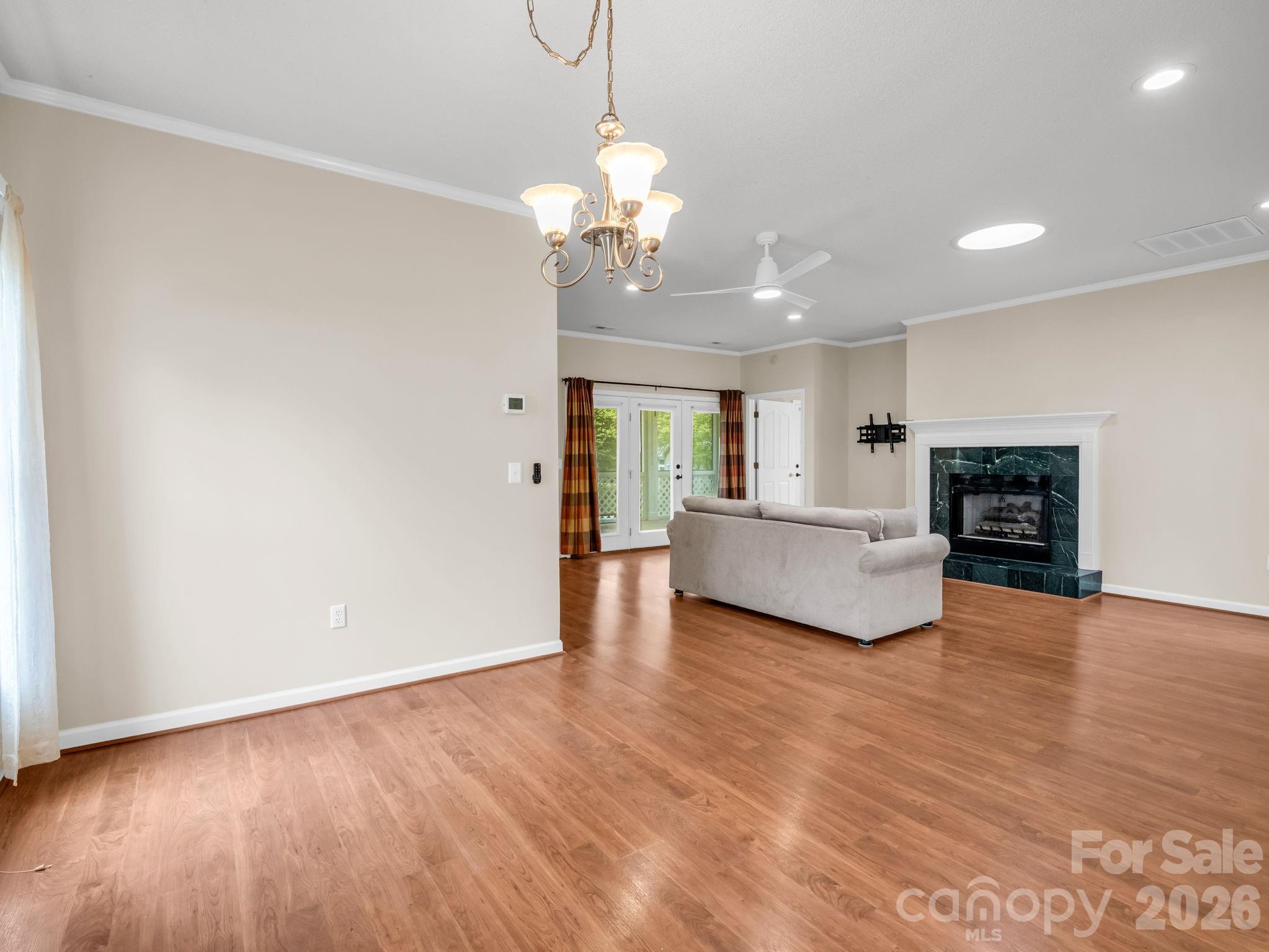 276 Cambridge Drive Property Photo 5