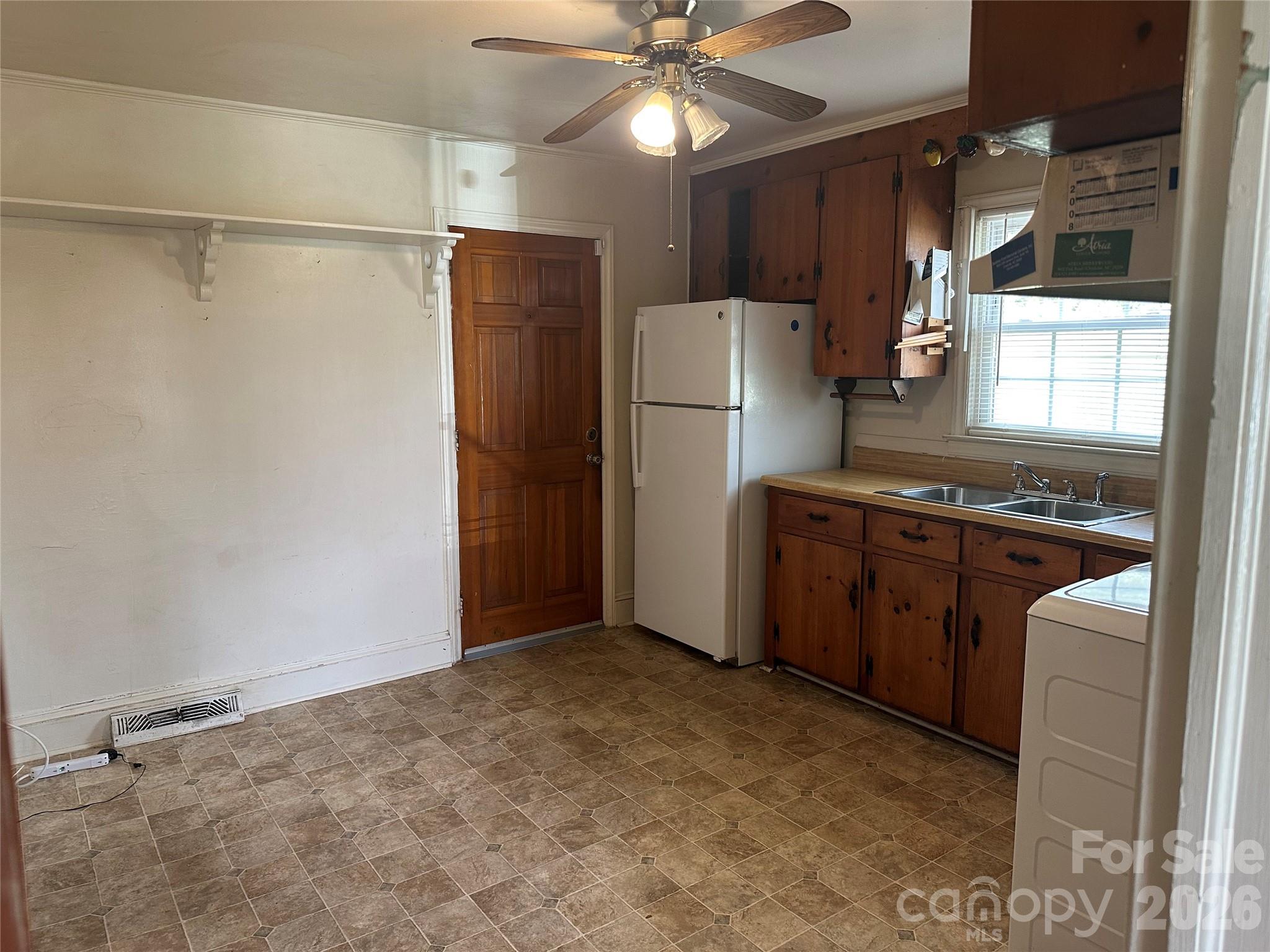1435 Dean Street Property Photo 4