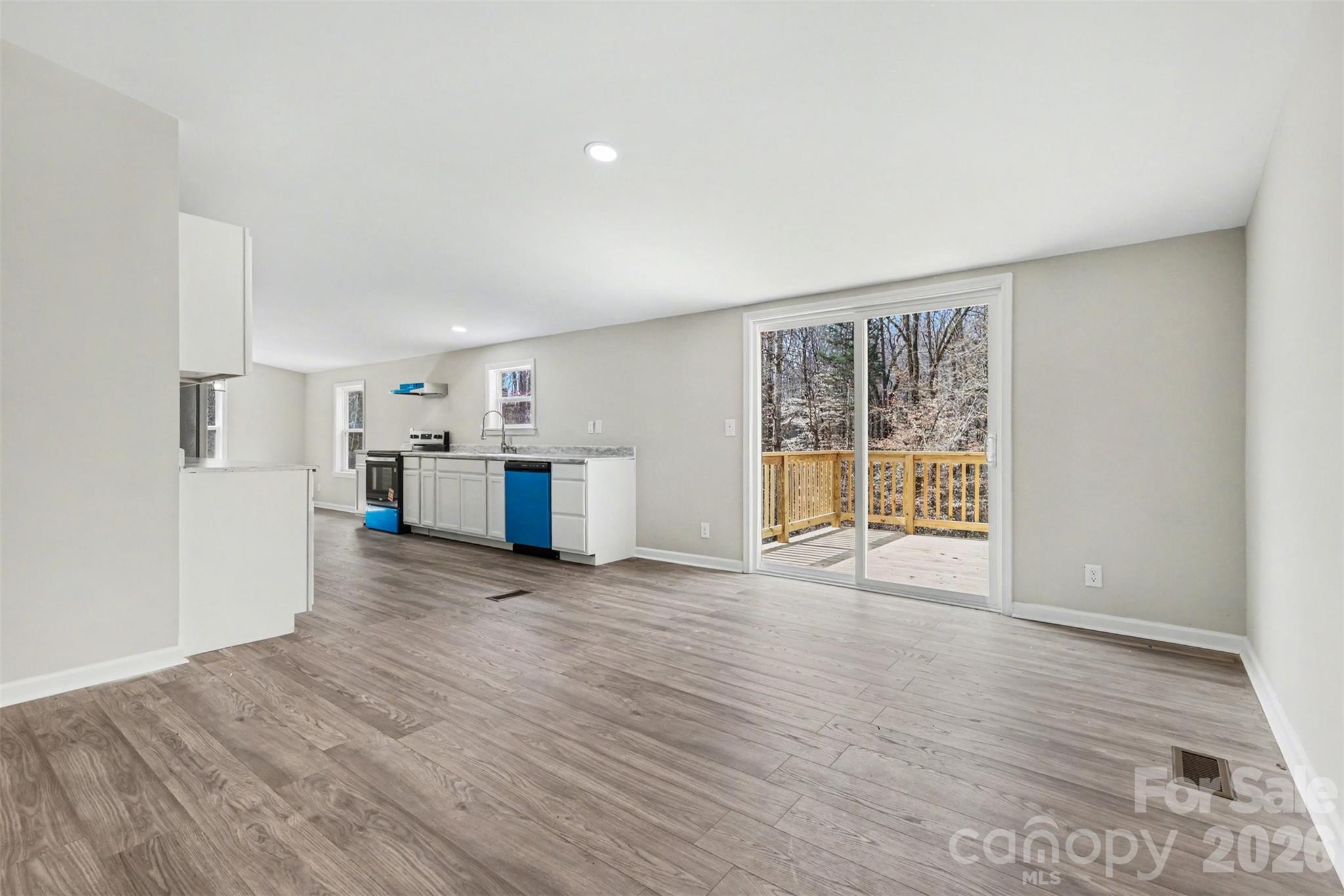 5050 Park Creek Drive Property Photo 6