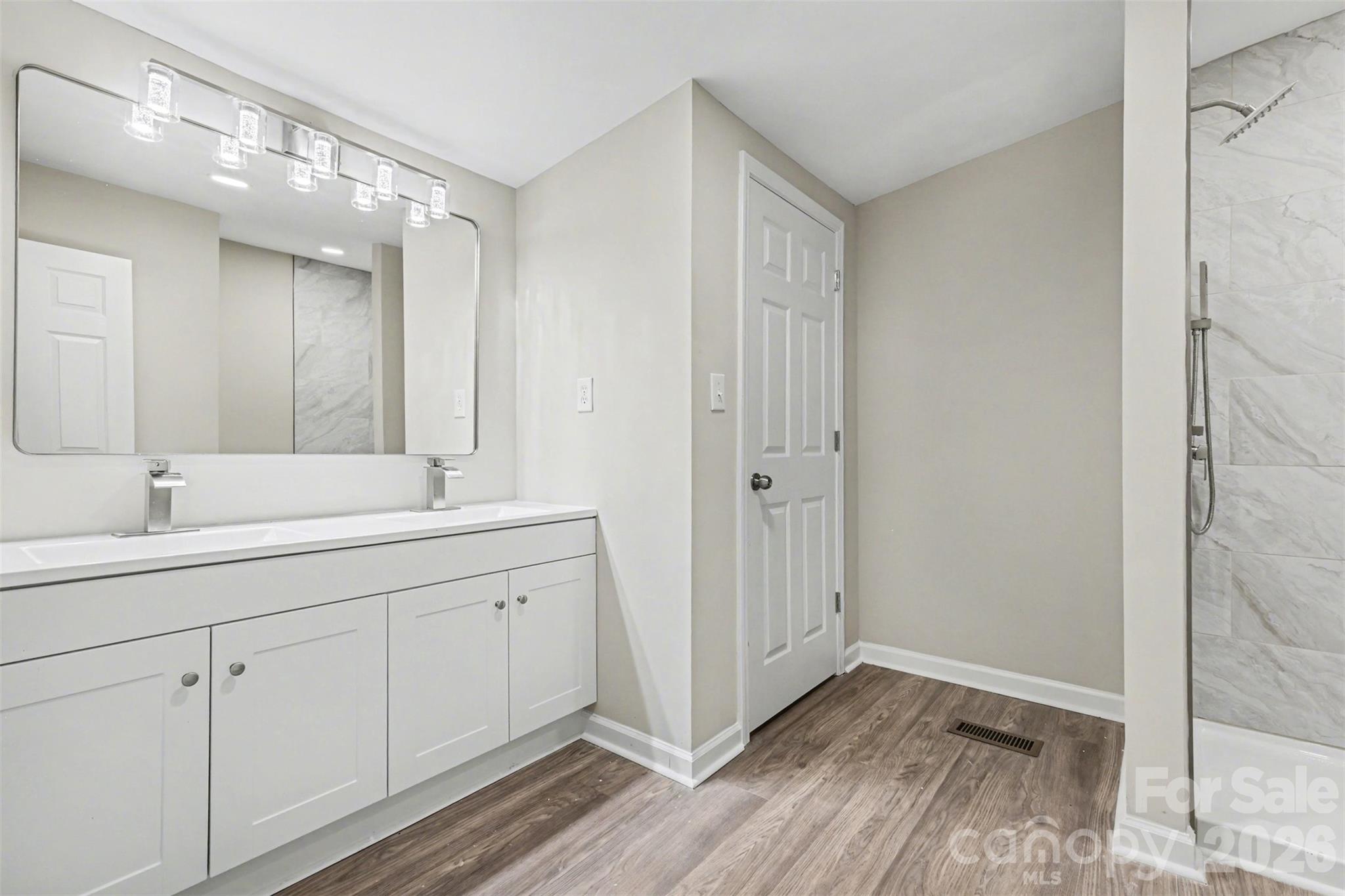 5050 Park Creek Drive Property Photo 13